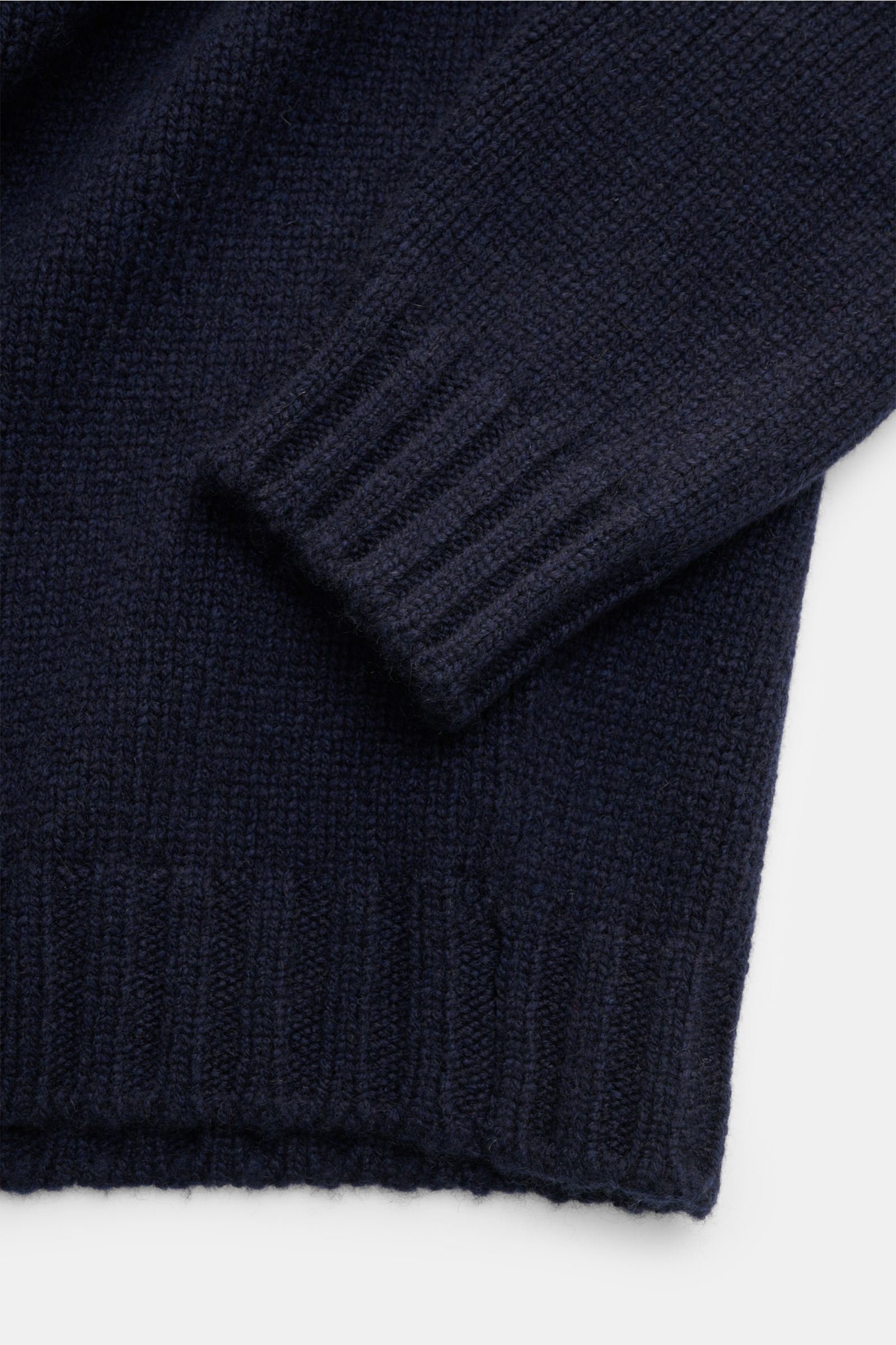 Fedeli Cashmere Rundhalspullover 'Argentina' navy, Detailaufnahme von Ärmel und Saum, reiner, weicher Cashmere, mittelgrobes Strickbild, Regular Fit, Rundhalsausschnitt, flexible Rippbündchen, hoher Tragekomfort.