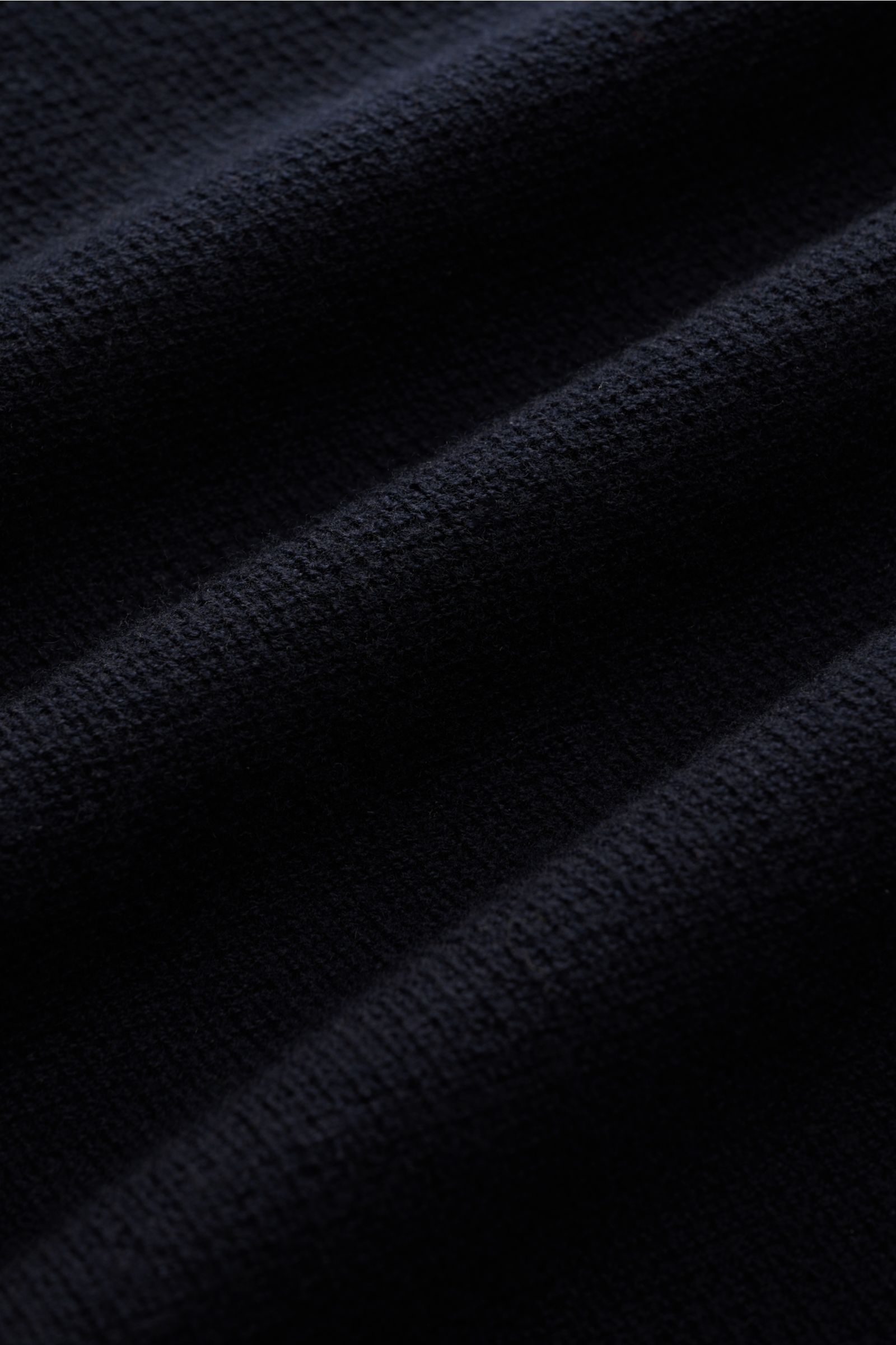 Close-up front view of Colombo Rundhalspullover navy showing fine structure knit in pure Kid Wool, soft grip, regular fit, round neckline, and flexible ribbed cuffs, styled for cold seasons. Stilsicher durch die kalte Jahreszeit: Mit dem zeitlosen Rund