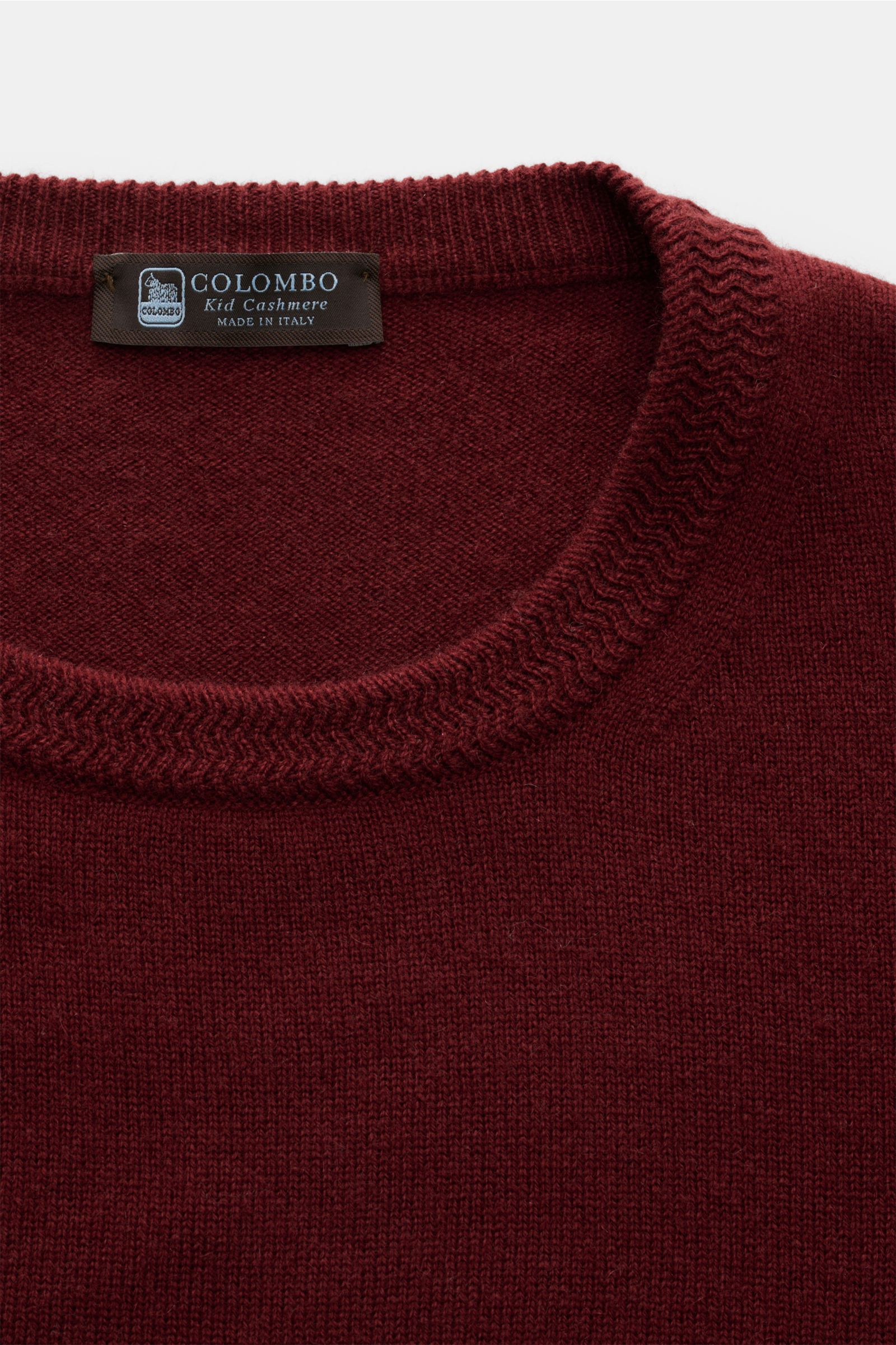 Colombo Cashmere Rundhalspullover bordeaux, Nahaufnahme von oben, reiner Cashmere, weicher Griff, feines Strickbild, Regular Fit, Rundhalsausschnitt, flexible Rippbündchen.