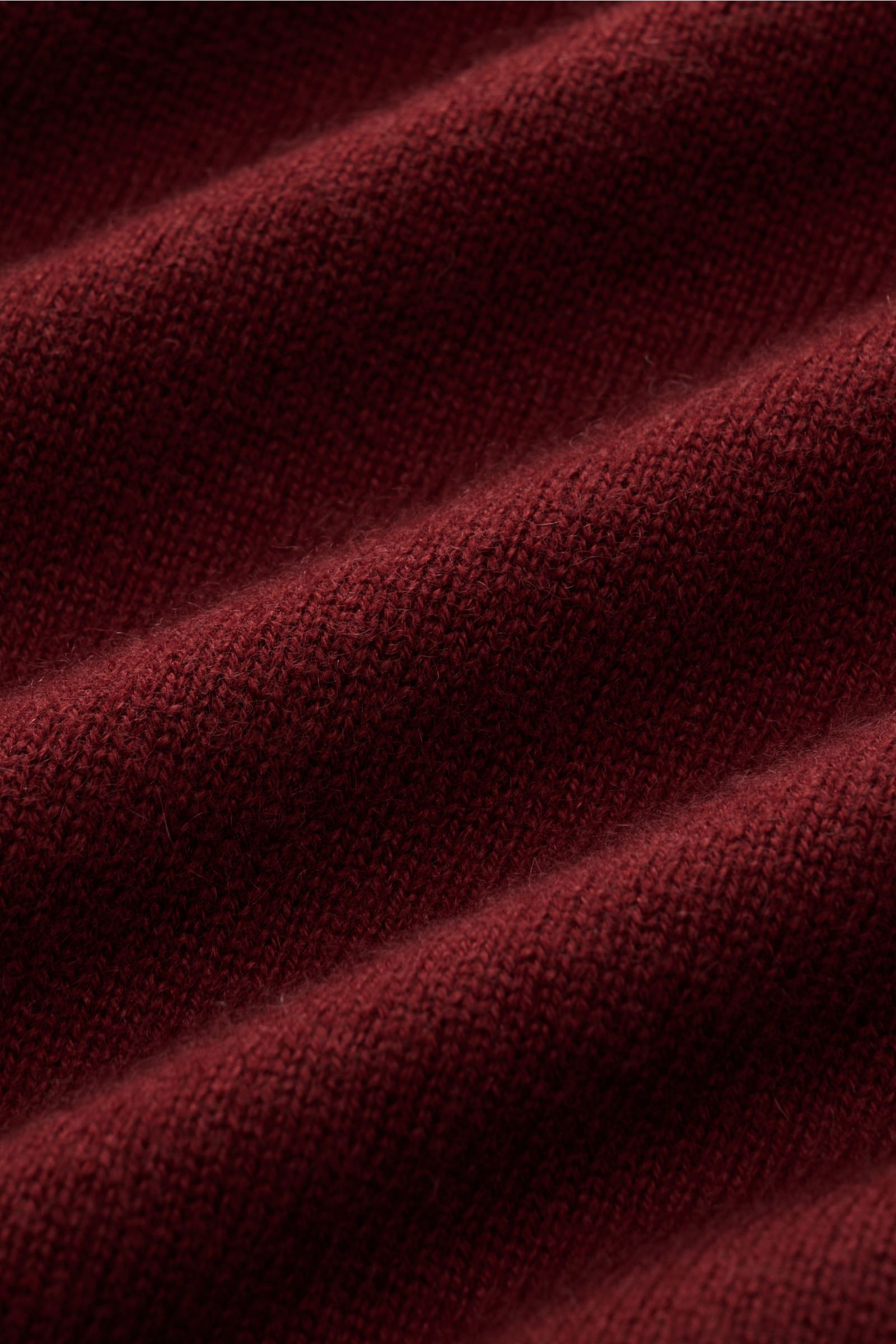 Colombo Cashmere Rundhalspullover bordeaux in Nahaufnahme, feines Strickbild, weicher Griff, reiner Cashmere, Regular Fit, Rundhalsausschnitt, flexible Rippbündchen.