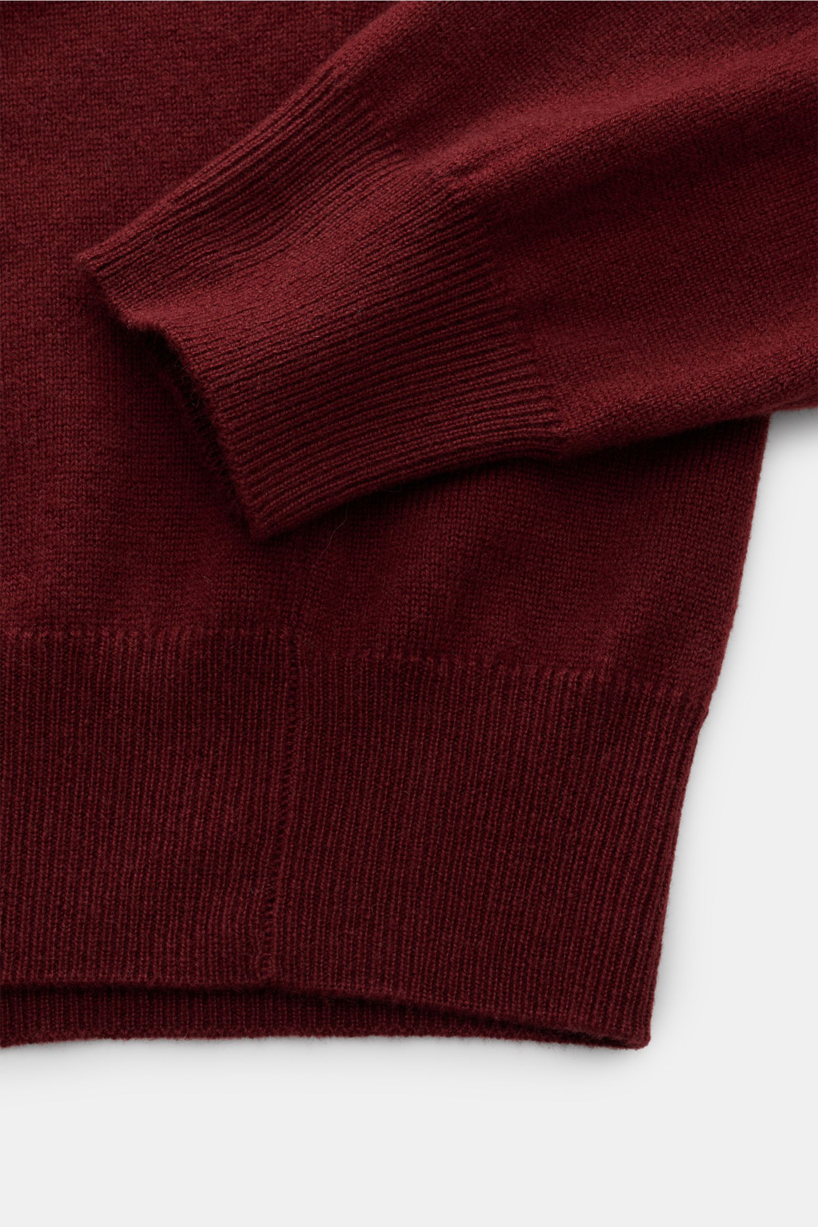 Colombo Cashmere Rundhalspullover bordeaux, Nahaufnahme von Ärmel und Saum, reiner Cashmere, weicher Griff, feines Strickbild, Regular Fit, Rundhalsausschnitt, flexible Rippbündchen.