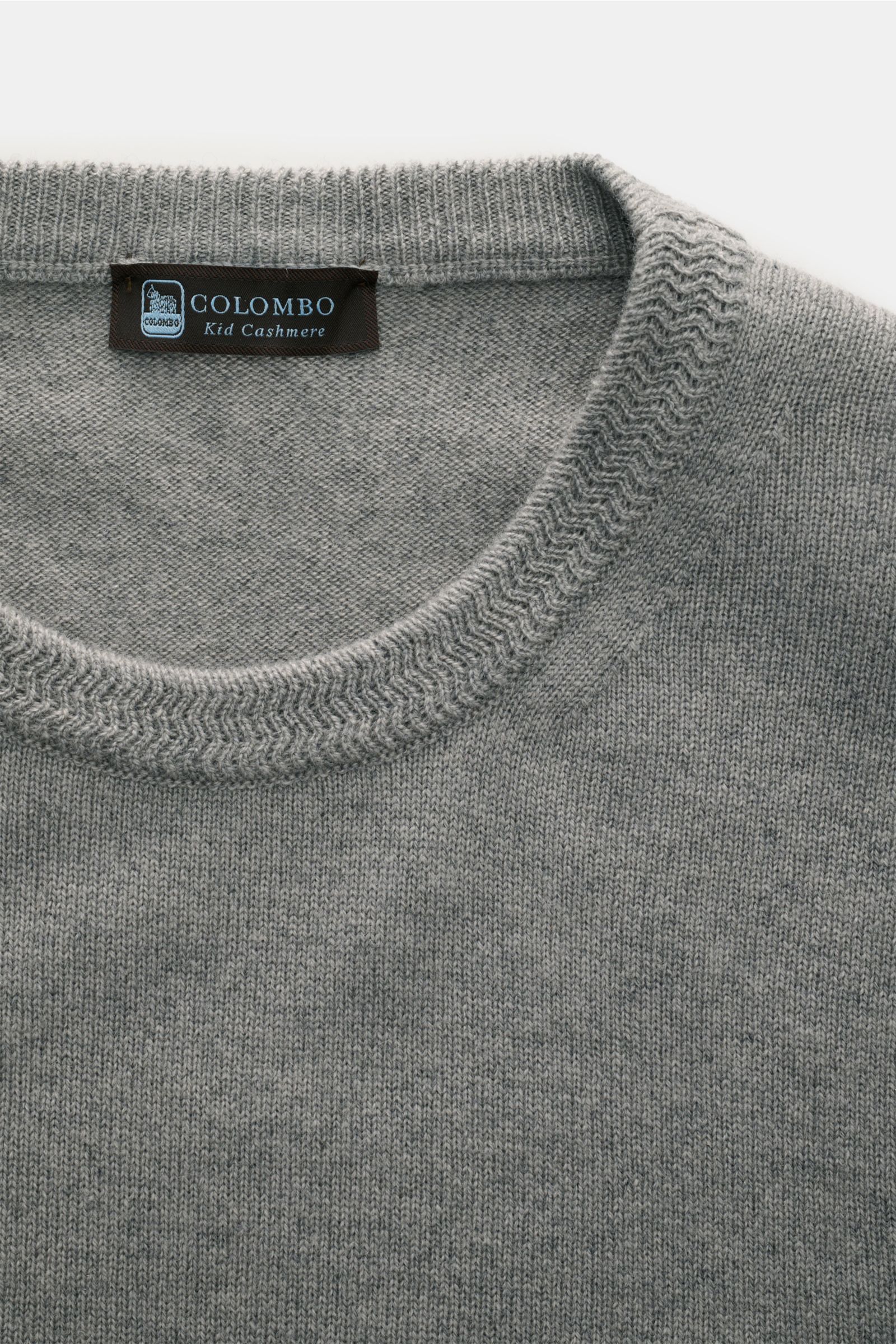 Nahaufnahme von Colombo Cashmere Rundhalspullover grau, Slim Fit, reiner Kid-Cashmere, weicher Griff, feines Strickbild, Strukturstrick am Rundhalsausschnitt, komfortable Rippbündchen.