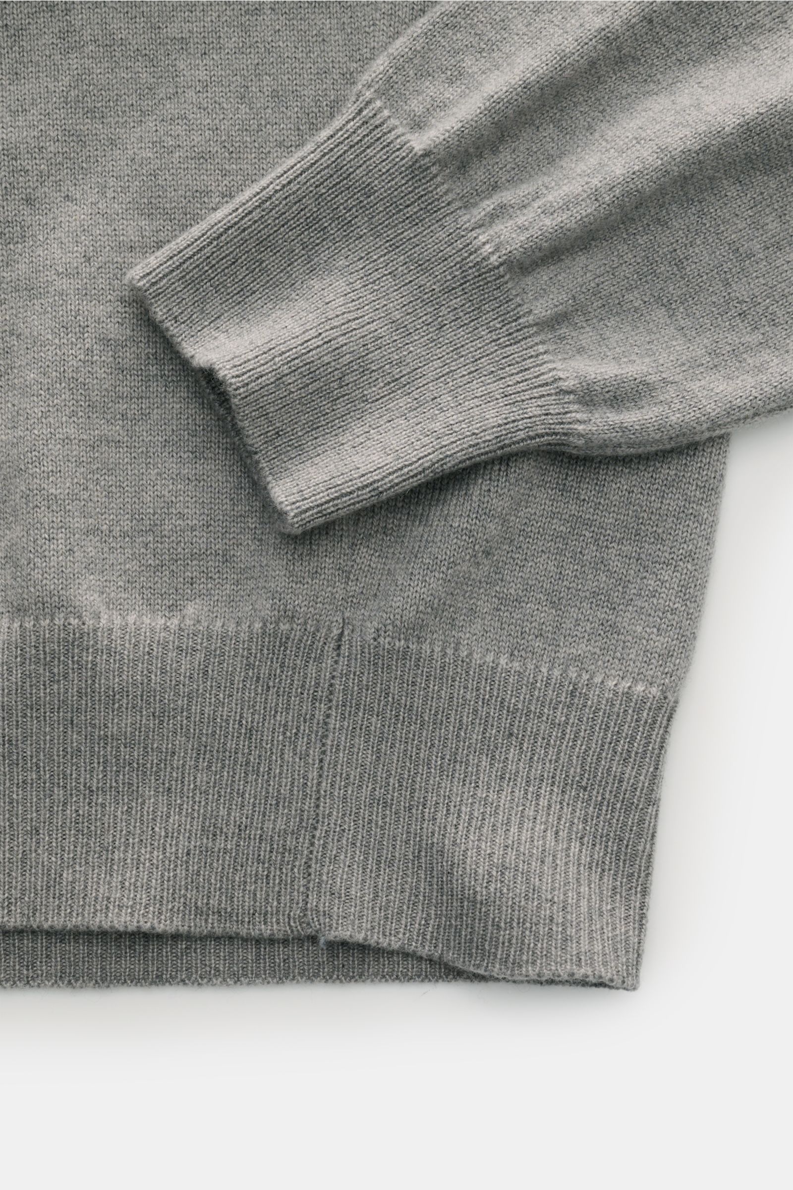 Colombo Cashmere Rundhalspullover grau, Detailfoto von Ärmel und Saum, reiner Kid-Cashmere, weicher Griff, feines Strickbild, Slim Fit, Strukturstrick am Rundhalsausschnitt, komfortable Rippbündchen.
