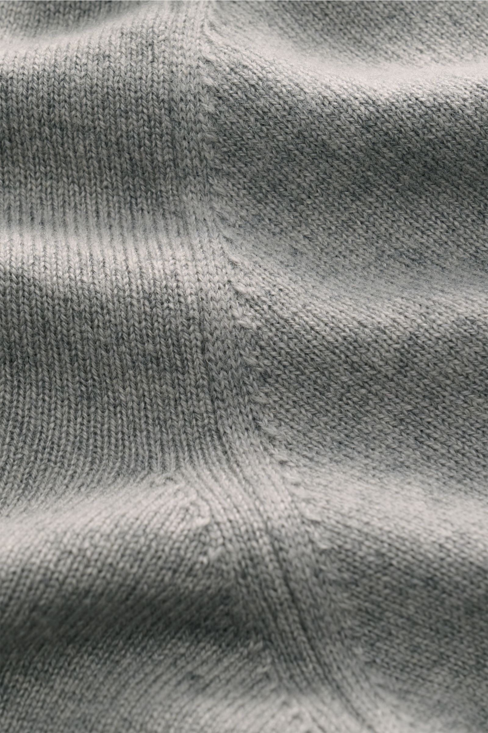 Nahaufnahme aus leichter Perspektive des Colombo Cashmere Rundhalspullover grau aus reinem Kid-Cashmere mit feinem Strickbild, Slim Fit, Strukturstrick am Rundhalsausschnitt und komfortablen Rippbündchen, sehr weicher Griff.