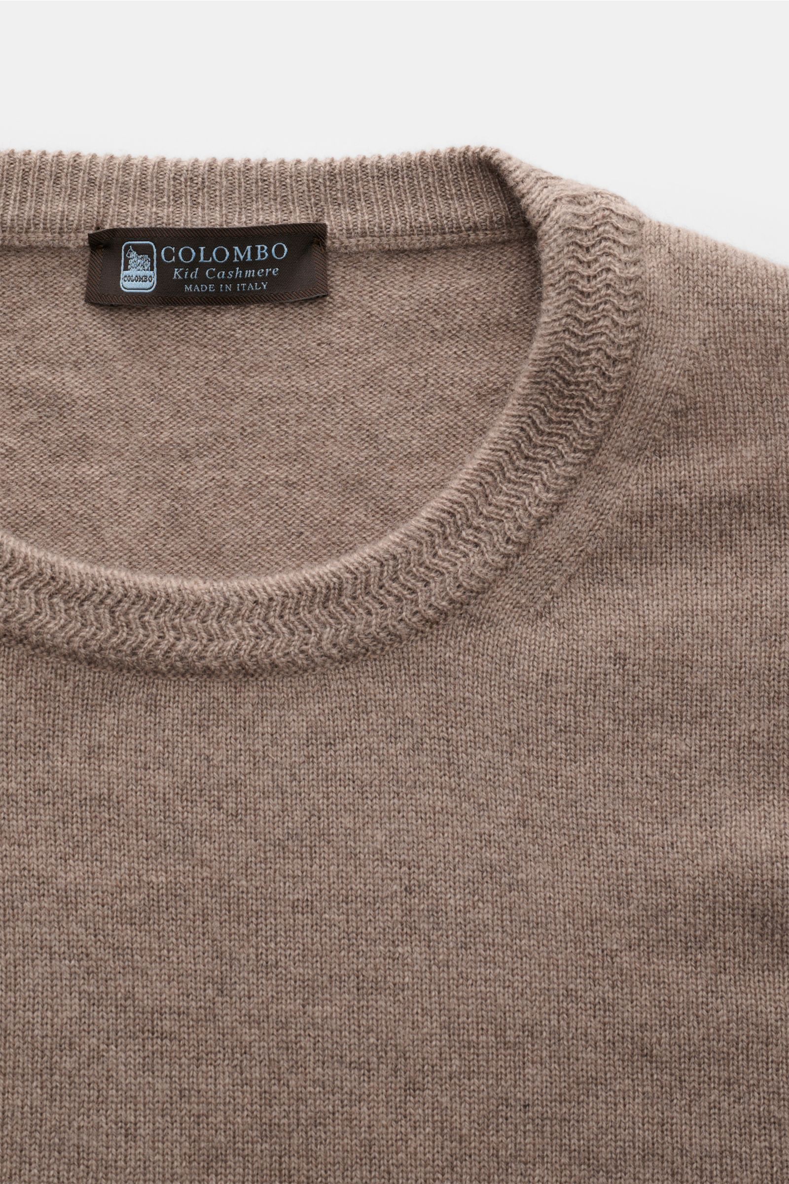 Colombo Cashmere Rundhalspullover taupe aus reinem Cashmere, weicher Griff, feines Strickbild, Regular Fit, Rundhalsausschnitt, flexible Rippbündchen, Nahaufnahme von oben.