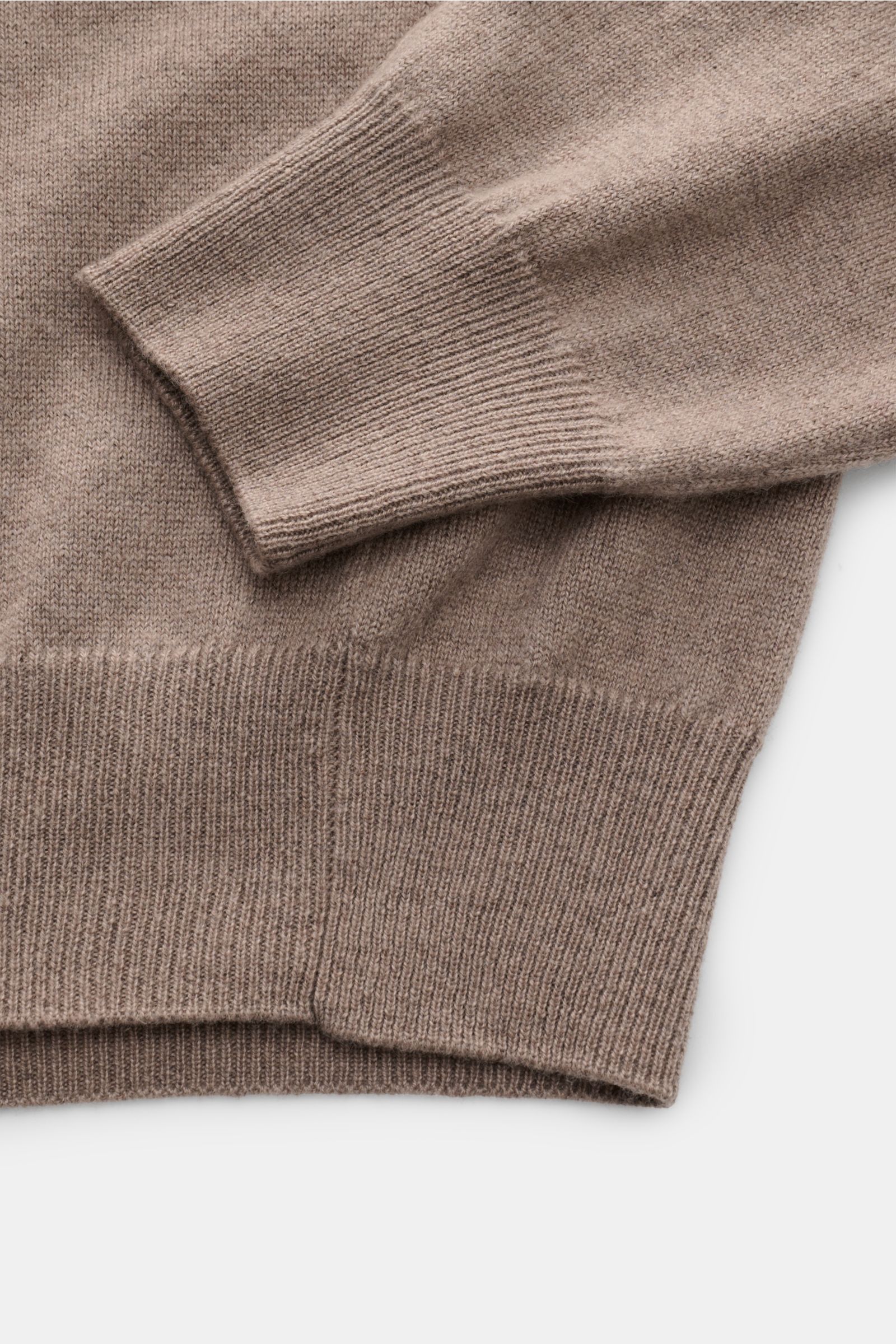Colombo Cashmere Rundhalspullover taupe, Detailaufnahme von Ärmel und Saum, reiner Cashmere, weicher Griff, feines Strickbild, Regular Fit, Rundhalsausschnitt, flexible Rippbündchen.