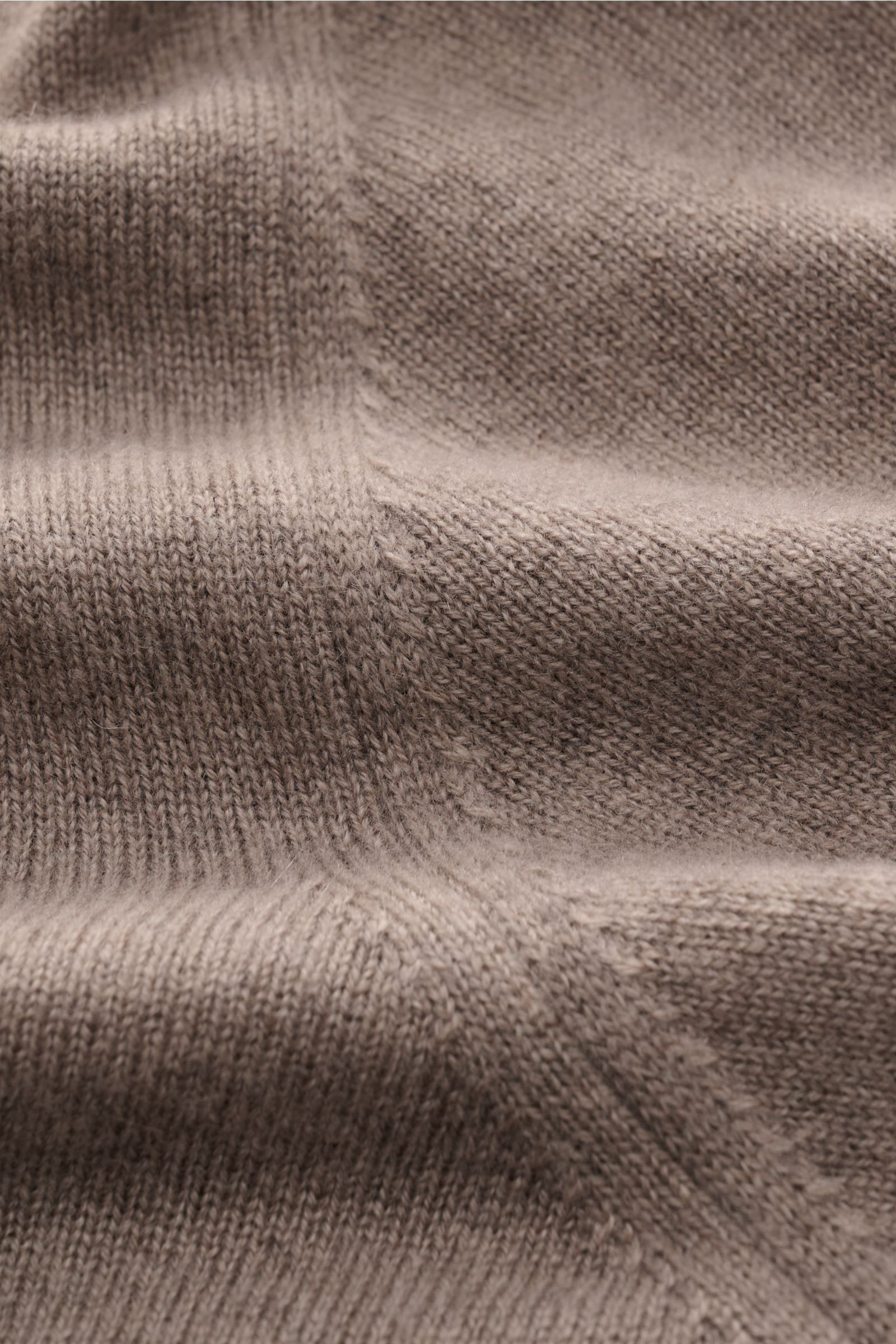 Colombo Cashmere Rundhalspullover taupe in Nahaufnahme, feines Strickbild, weicher Griff, reiner Cashmere, flexible Rippbündchen.
