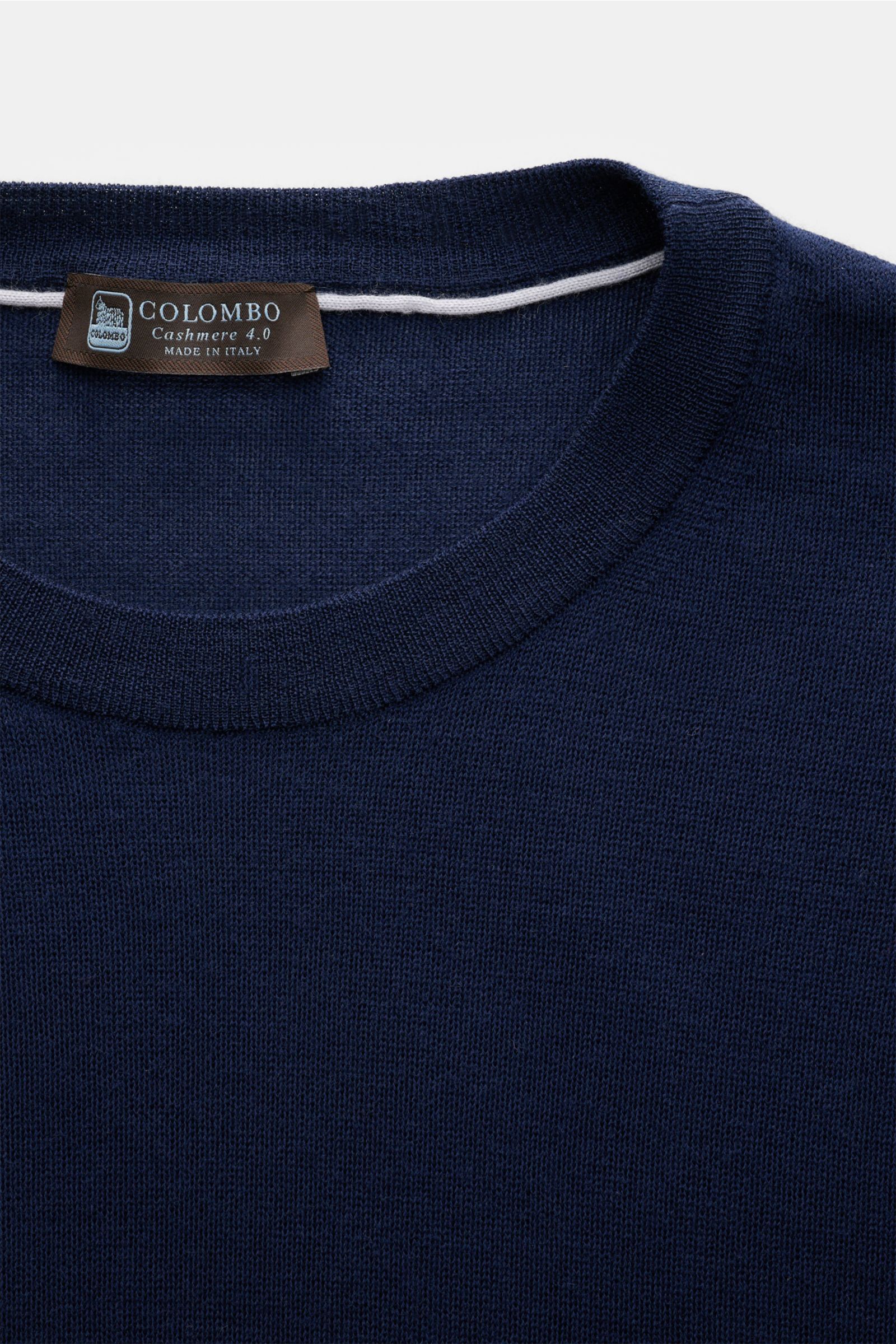 Colombo Cashmere Feinstrick-Pullover dunkelblau, Nahaufnahme von oben, Rundhalsausschnitt, reiner Cashmere, weicher Griff, feines Strickbild, Regular Fit, flexible Rippbündchen.