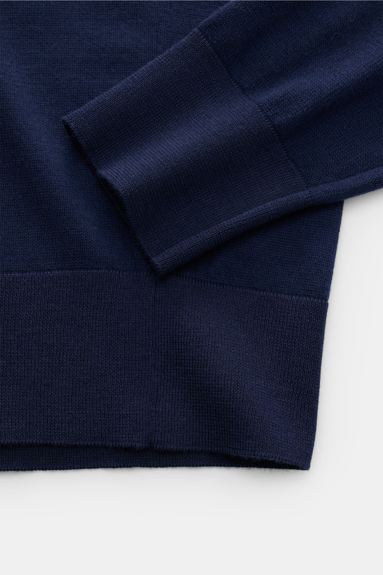 Colombo Cashmere Feinstrick-Pullover dunkelblau, Detailaufnahme von Ärmel und Saum, reiner Cashmere, weicher Griff, feines Strickbild, Regular Fit, Rundhalsausschnitt, flexible Rippbündchen.
