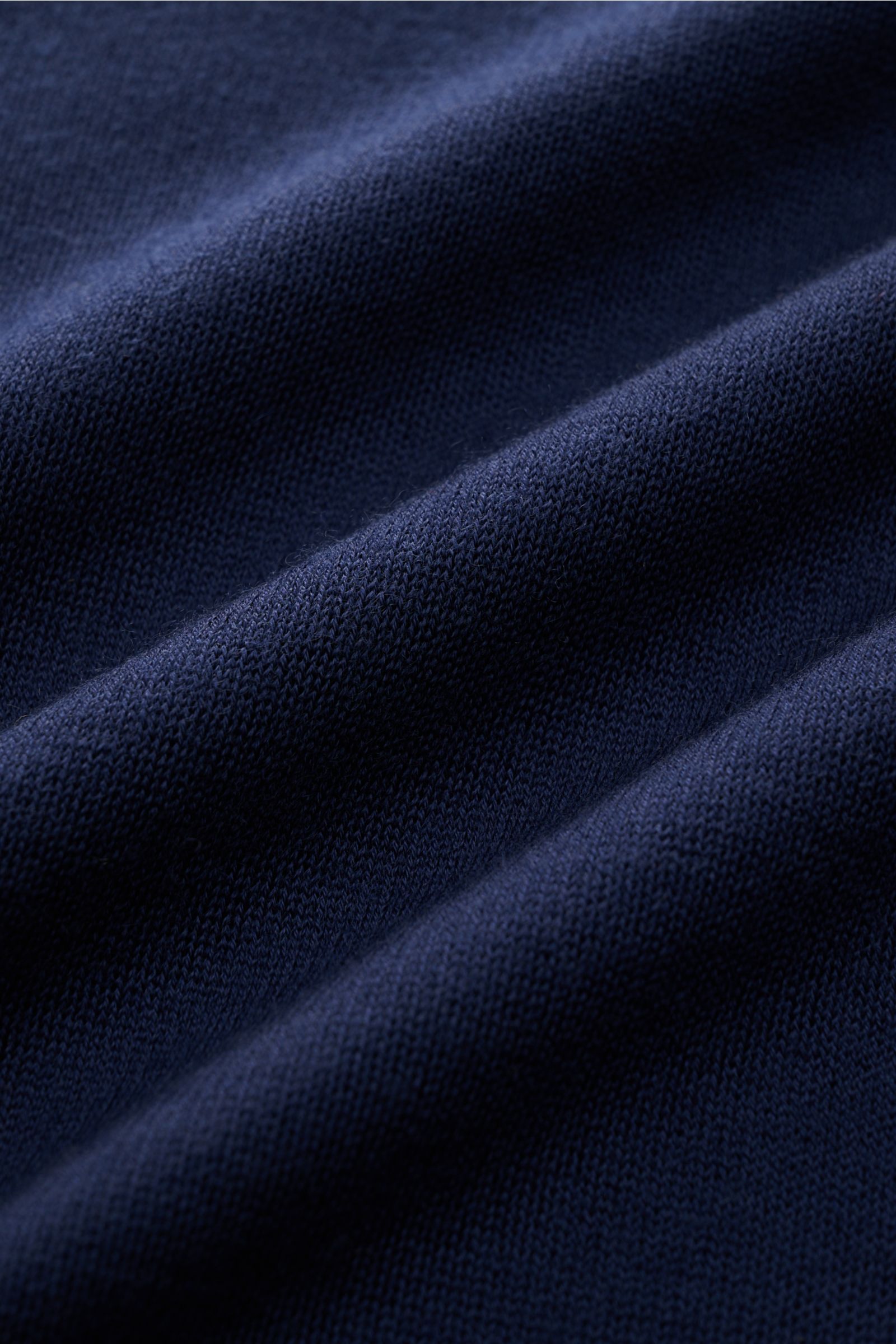 Nahaufnahme des dunkelblauen Colombo Cashmere Feinstrick-Pullovers mit feinem Strickbild und weichem Griff, reiner Cashmere.