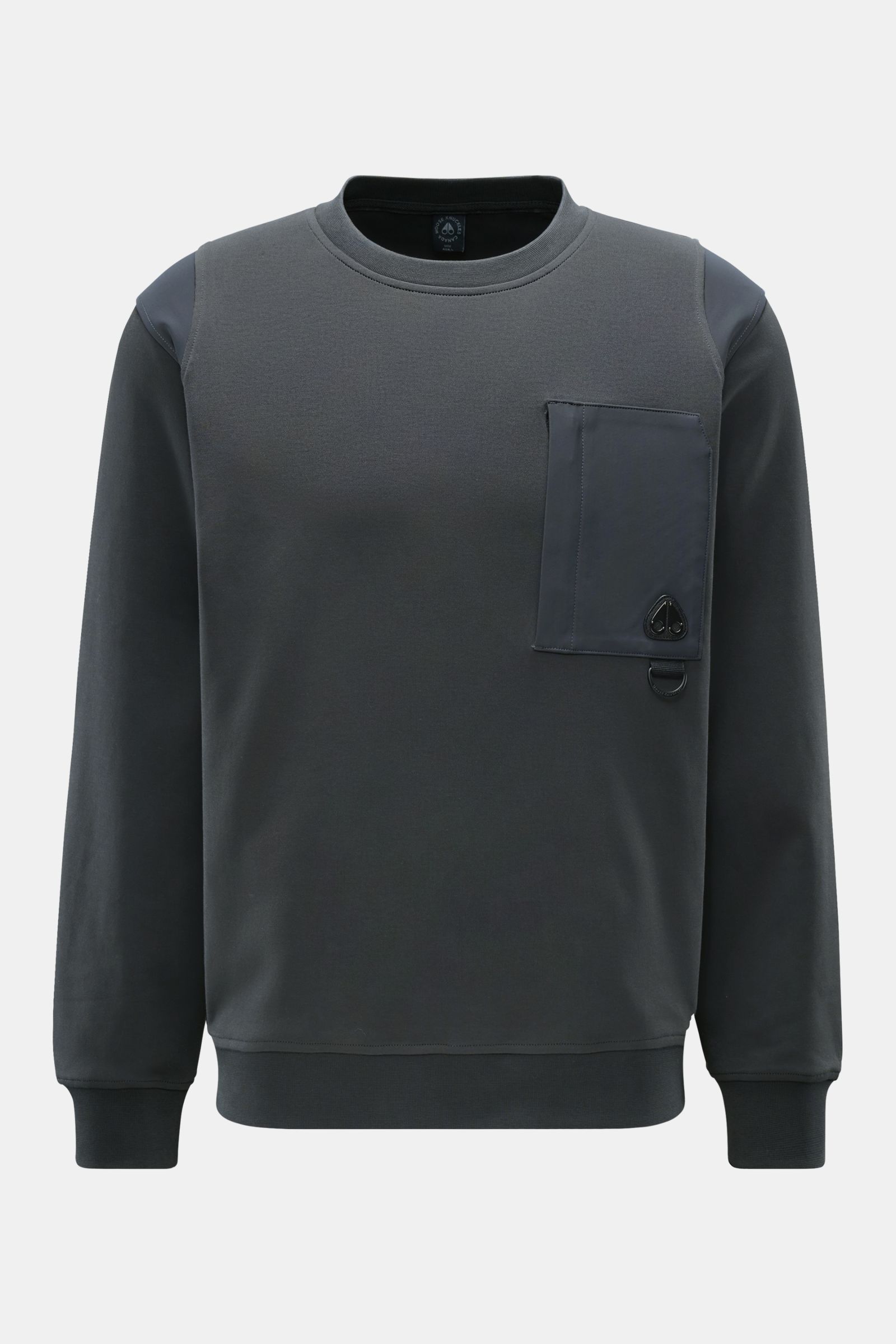 Moose Knuckles Rundhals-Sweatshirt 'Dalon Crew' dunkelgrau in Frontansicht mit Zipper-Brusttasche, Metall-Logo, breiten Bündchen, Regular Fit und reiner Baumwolle.