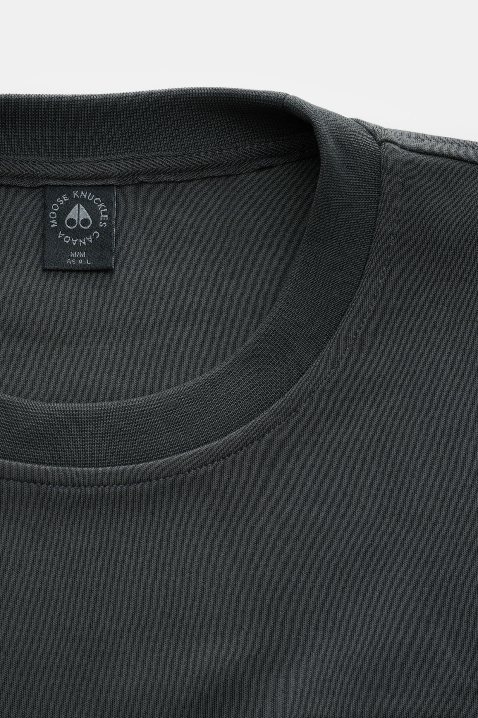 Moose Knuckles Rundhals-Sweatshirt 'Dalon Crew' dunkelgrau, Front-Detail, Baumwolle, glatter Griff, Rundhalsausschnitt, Zipper-Tasche mit Metall-Logo, Regular Fit, breite Bündchen.