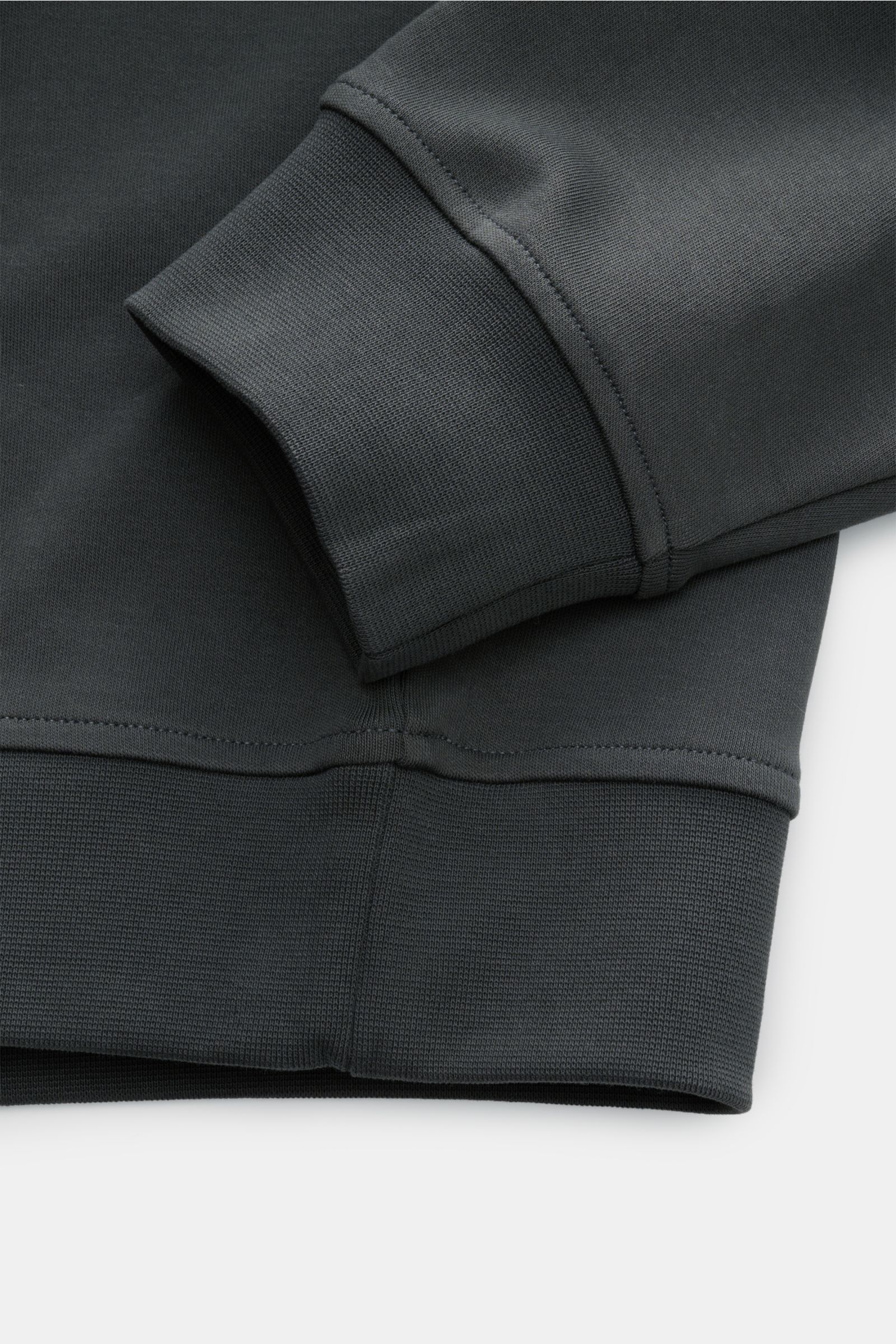 Moose Knuckles Rundhals-Sweatshirt 'Dalon Crew' dunkelgrau, Detailaufnahme von Ärmeln und Bündchen, reine Baumwolle, glatter Griff, Regular Fit, Zipper-Brusttasche mit Metall-Logo.