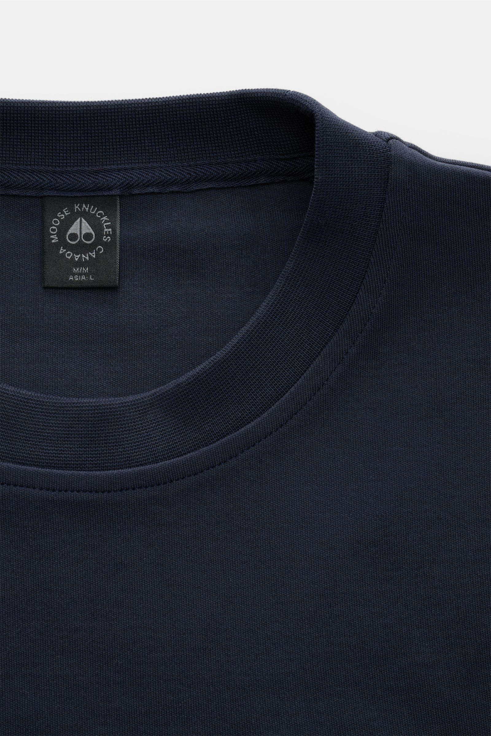 Nahaufnahme des Moose Knuckles Rundhals-Sweatshirts 'Dalon Crew' navy von oben, glatter Baumwoll-Jersey mit Rundhalsausschnitt.