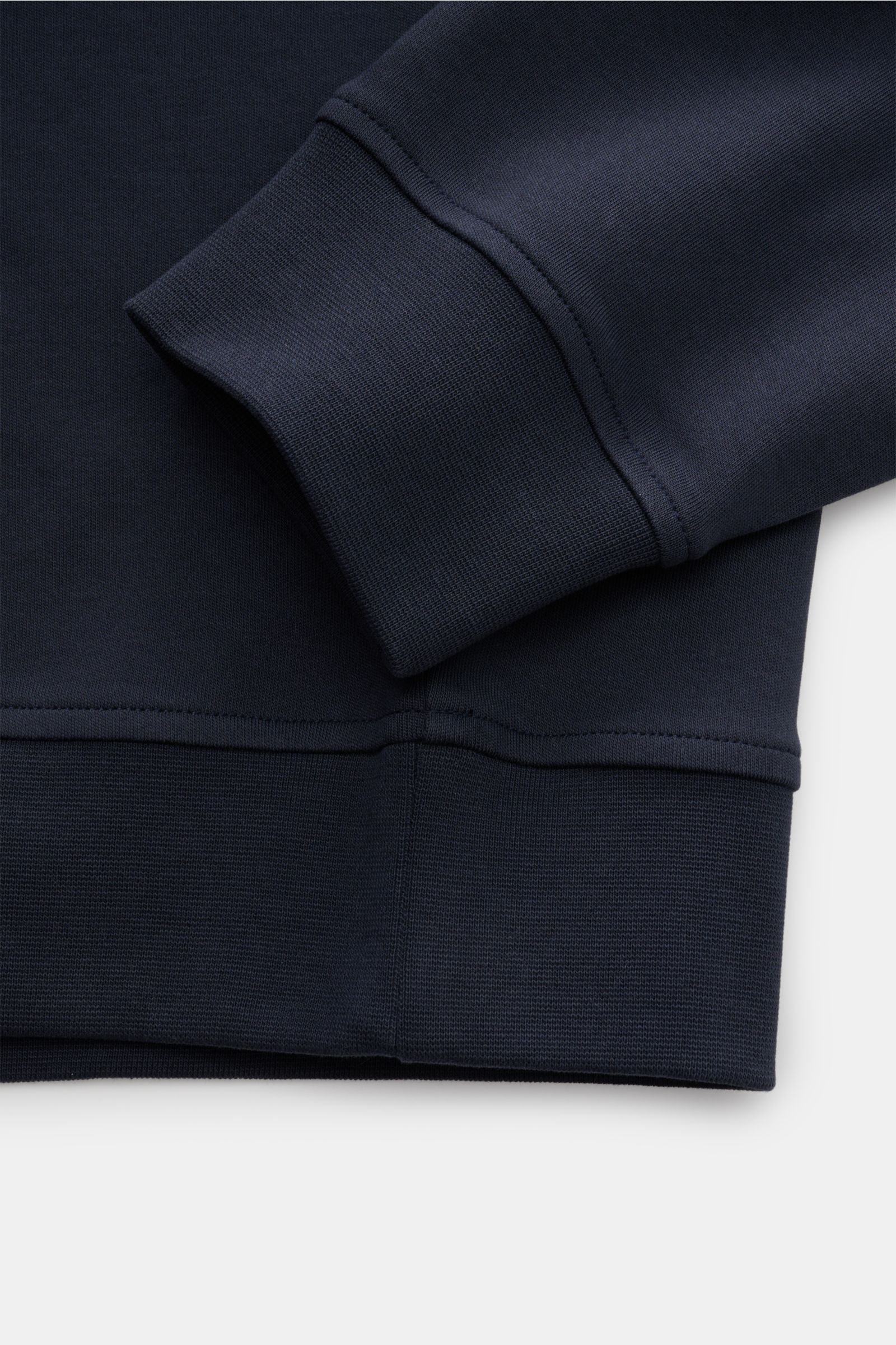 Moose Knuckles Rundhals-Sweatshirt 'Dalon Crew' navy aus reiner Baumwolle, glatter Griff, breite Bündchen, Detailaufnahme von Ärmel und Saum.