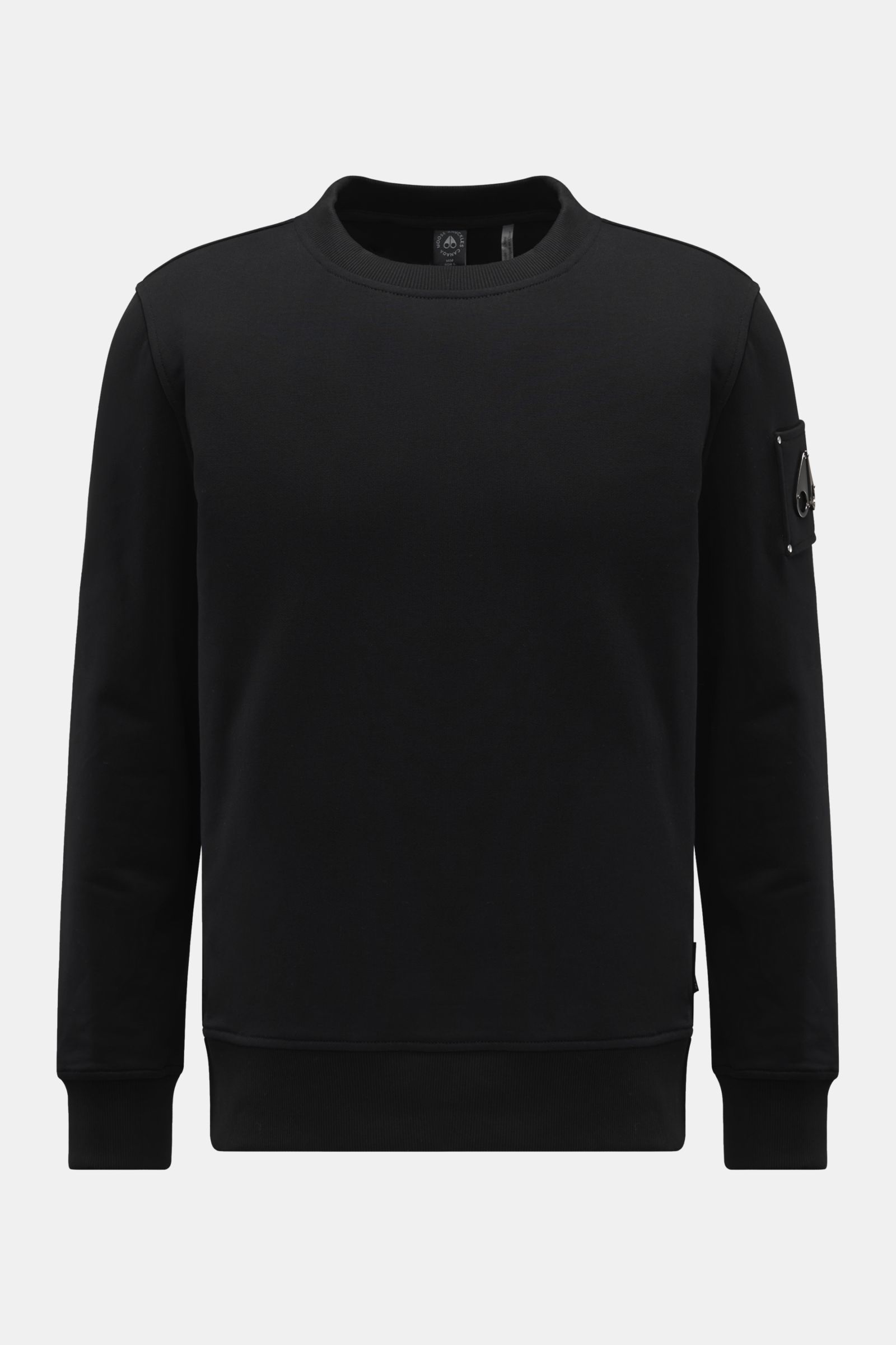 Moose Knuckles Sweatshirt 'Hartsfield Crew' schwarz, frontal fotografiert, aus reiner Baumwolle mit Metall-Logo-Patch am Oberarm, Rundhals, Rippbündchen.