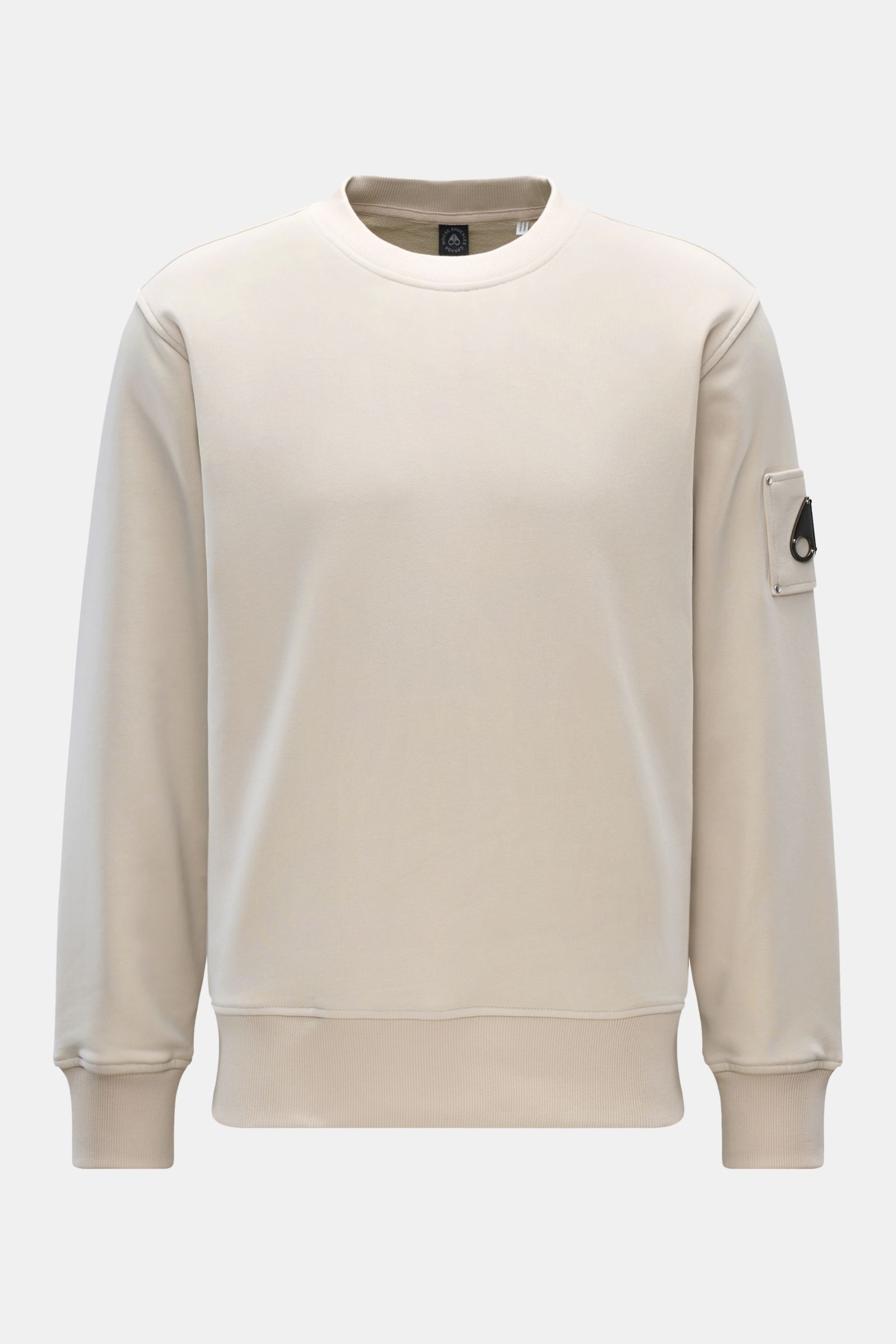 Moose Knuckles Sweatshirt 'Hartsfield Crew' creme, frontale Ansicht, Rundhalsausschnitt, reiner Baumwolle, Metall-Logo-Patch am Oberarm, weicher Griff, Regular Fit, Rippbündchen, Weblabel am Saum.