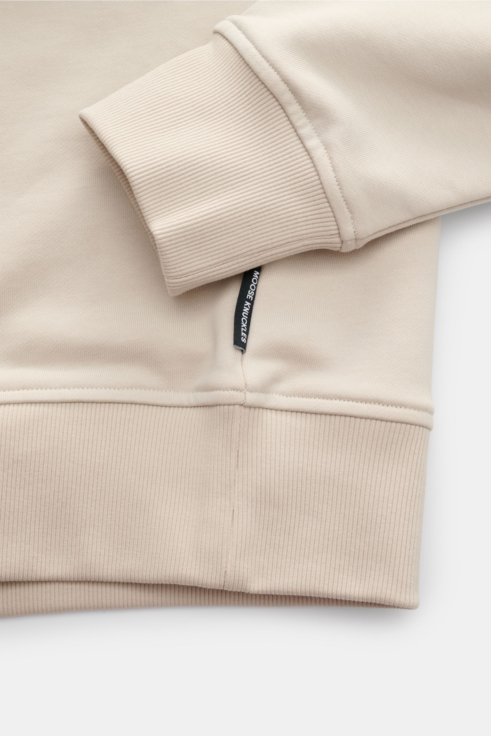 Moose Knuckles Sweatshirt 'Hartsfield Crew' creme im Detail von oben, mit weichem Griff, Rippbündchen und MOOSE KNUCKLES-Weblabel am Saum.