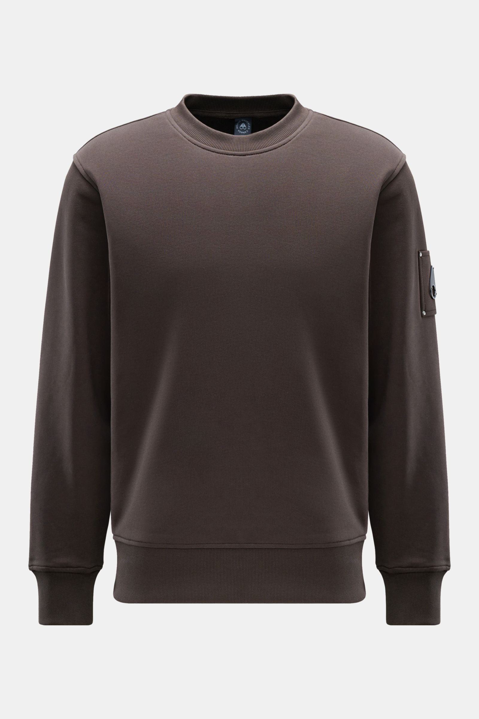 Moose Knuckles Sweatshirt 'Hartsfield Crew' graubraun shown from the front, featuring cotton fabric, round neck, metal logo patch on upper arm, ribbed cuffs, and web label at hem. 

Veredelte Sportswear: Auf dem Oberarm des Sweatshirts 'Hartsfield Crew