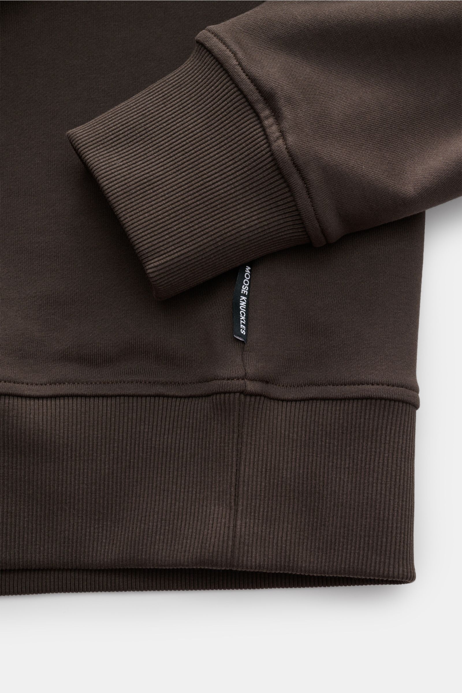 Moose Knuckles Sweatshirt 'Hartsfield Crew' graubraun shown from a close-up side view of the cuff and hem with ribbed details and logo patch.

Veredelte Sportswear: Auf dem Oberarm des Sweatshirts 'Hartsfield Crew' aus reiner Baumwolle prangt ein Patch