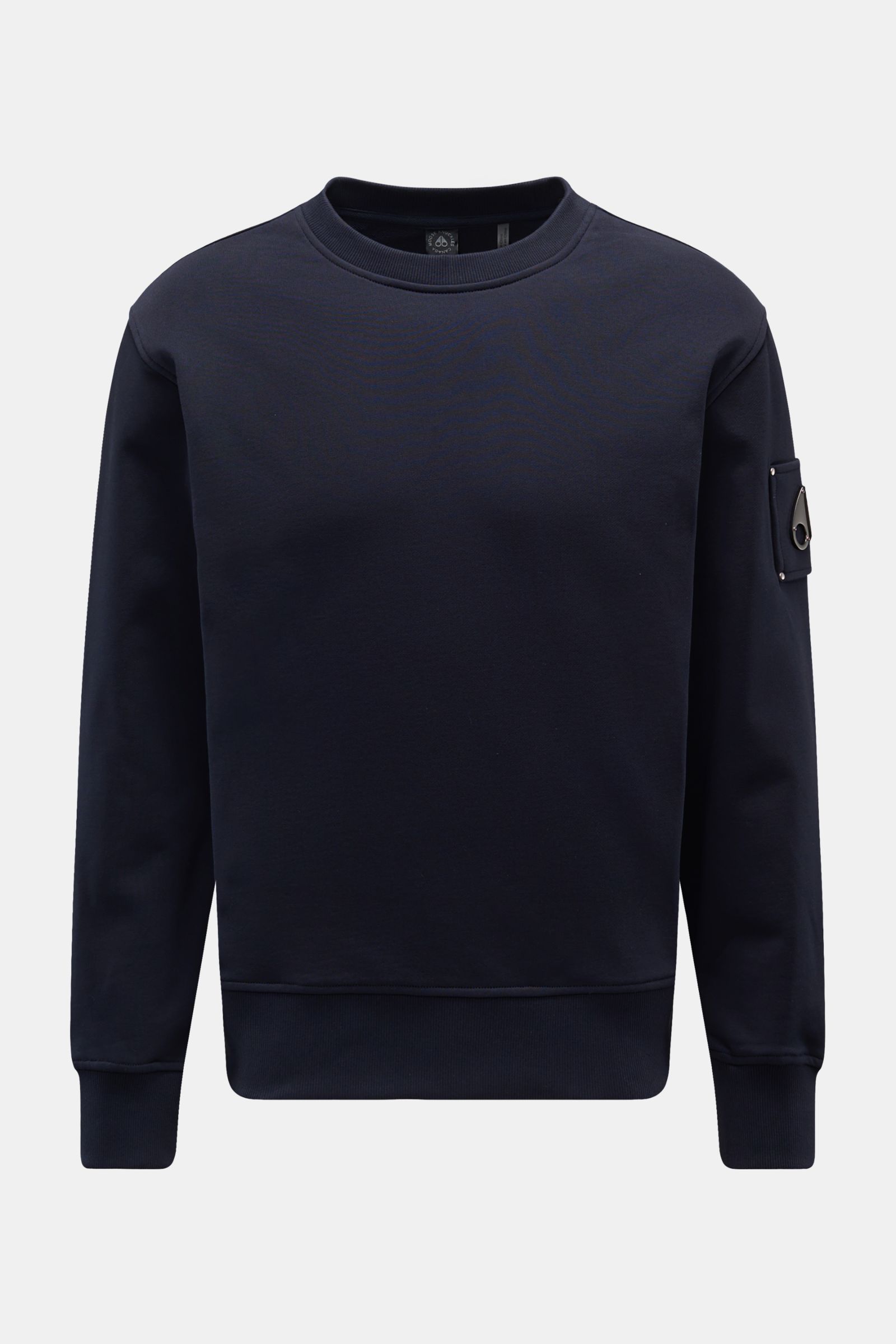 Moose Knuckles Sweatshirt 'Hartsfield Crew' navy, frontal fotografiert, aus reiner Baumwolle, Regular Fit, Rundhalsausschnitt, metallisches Logo-Patch am Oberarm, flexible Rippbündchen, Weblabel am Saum.