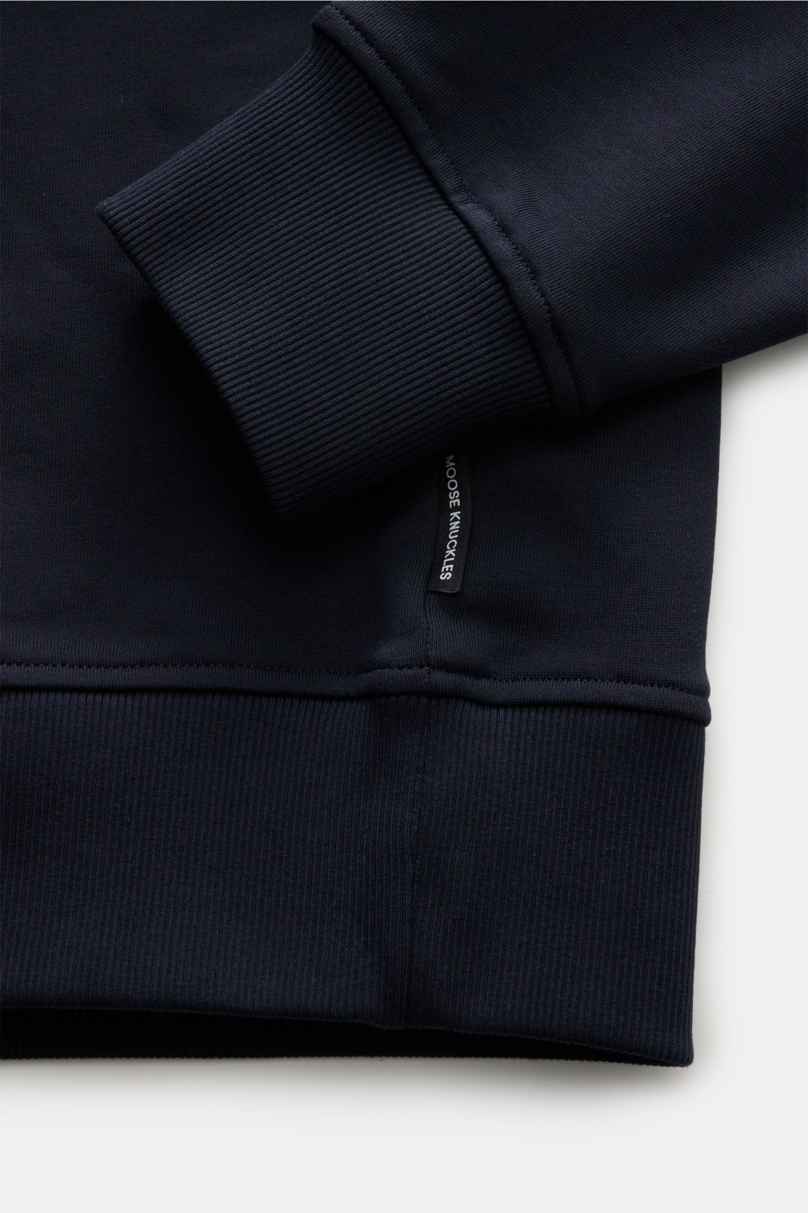 Moose Knuckles Sweatshirt 'Hartsfield Crew' navy, Detailaufnahme von Ärmel und Saum mit flexiblem Rippbündchen, Baumwolle, Metall-Logo-Patch am Oberarm.