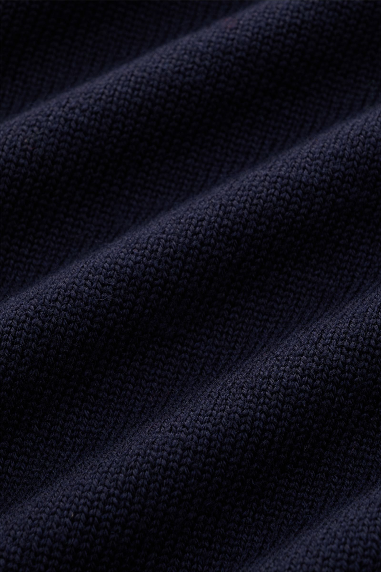 Nahaufnahme des mittelgroben Strickbilds mit weichem Griff des B.F. Knitwear Merino Rundhalspullover navy aus reiner Merinowolle, Slim Fit mit Rundhalsausschnitt und flexiblen Rippstrick-Bündchen.