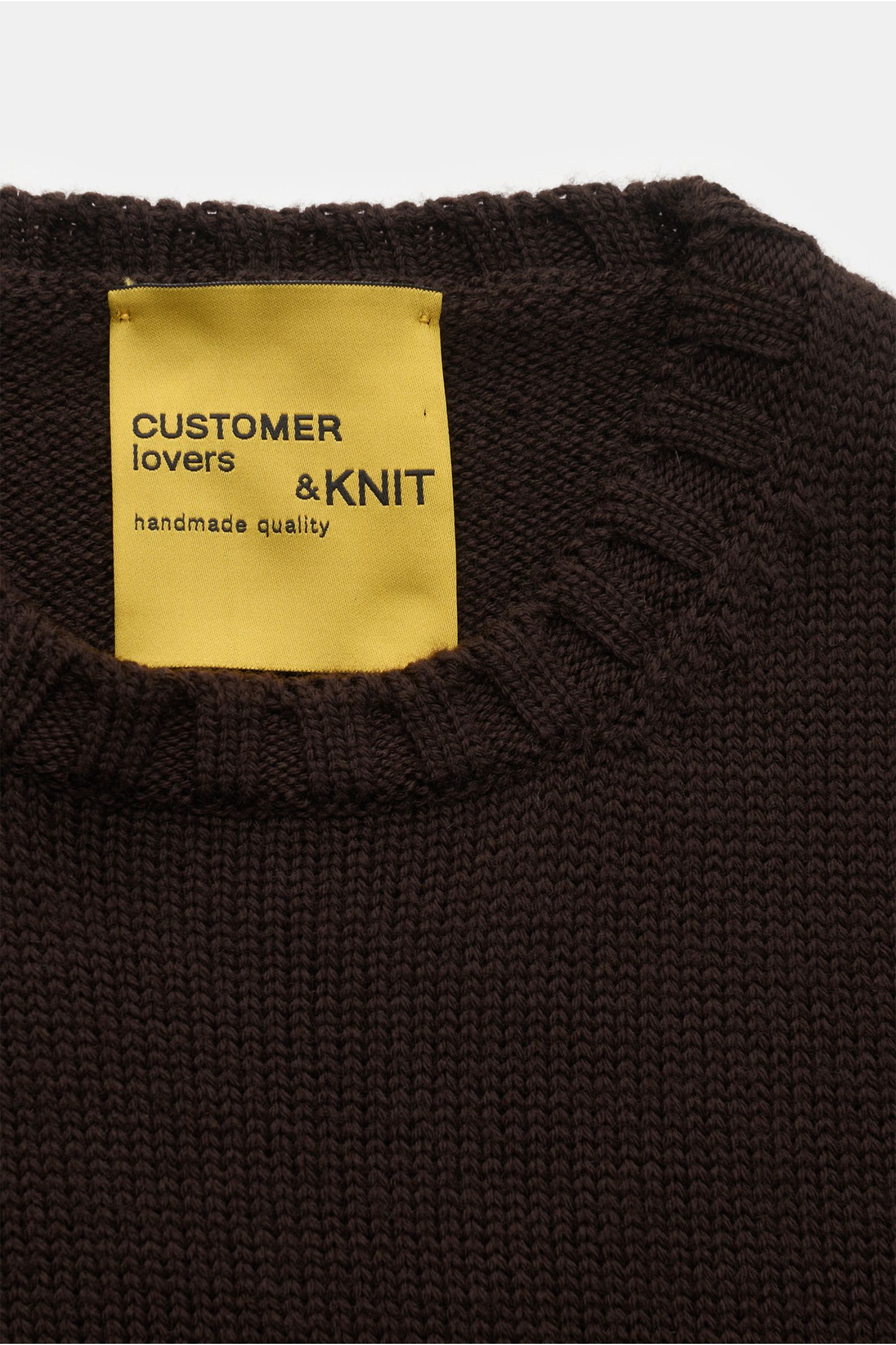 B.F. Knitwear Merino Rundhalspullover dunkelbraun, Detailaufnahme von oben, reine Merinowolle, weicher Griff, mittelgrobes Strickbild, Slim Fit, Rundhalsausschnitt, flexible Rippstrick-Bündchen.