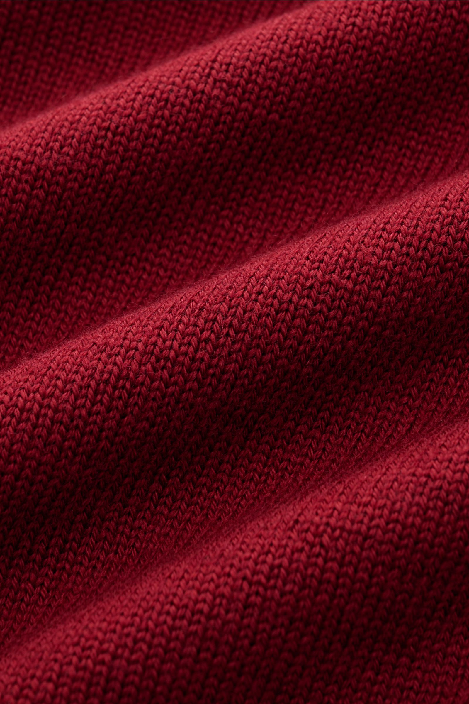 Nahaufnahme des dunkelroten B.F. Knitwear Merino Rundhalspullovers aus reine Merinowolle mit weichem Griff, mittelgrobem Strickbild, Slim Fit, Rundhalsausschnitt und flexiblen Rippstrick-Bündchen.