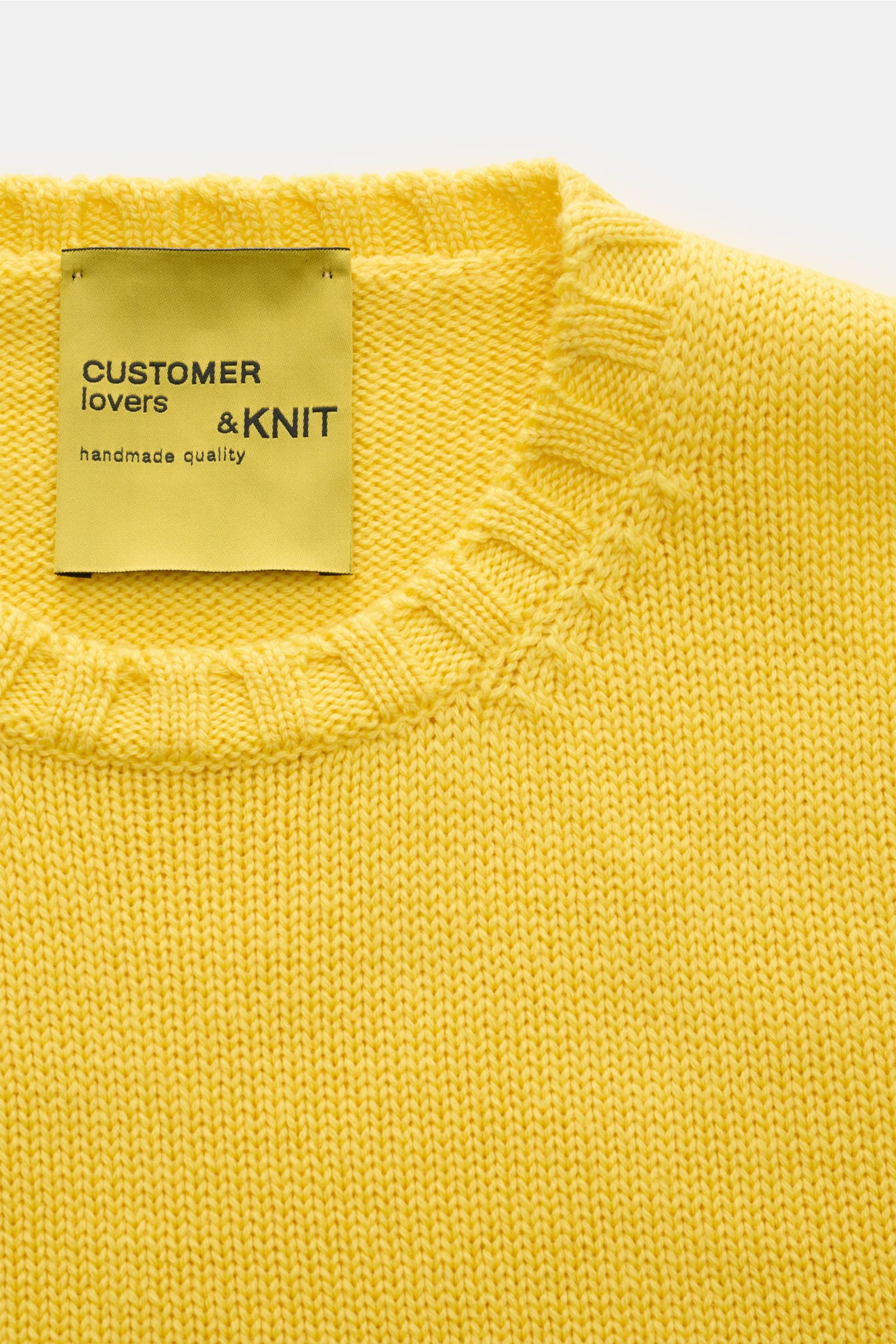 B.F. Knitwear Merino Rundhalspullover gelb, Detailaufnahme von oben, reine Merinowolle, weicher Griff, mittelgrobes Strickbild, Slim Fit, Rundhalsausschnitt, breite Rippstrick-Bündchen.