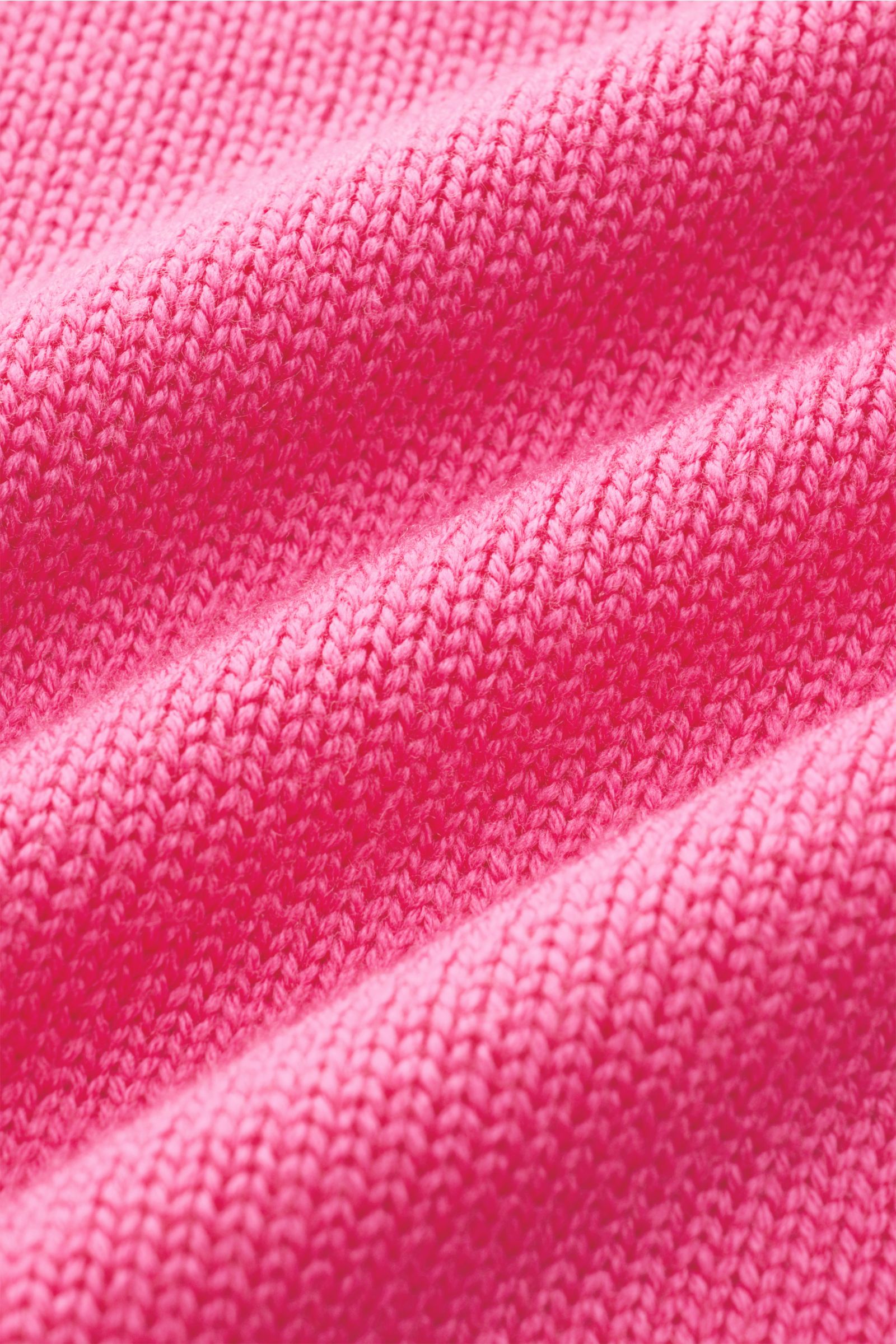 B.F. Knitwear Merino Rundhalspullover magenta in Nahaufnahme, reine Merinowolle, weicher Griff, mittelgrobes Strickbild, Slim Fit, Rundhalsausschnitt, breite Rippstrick-Bündchen.