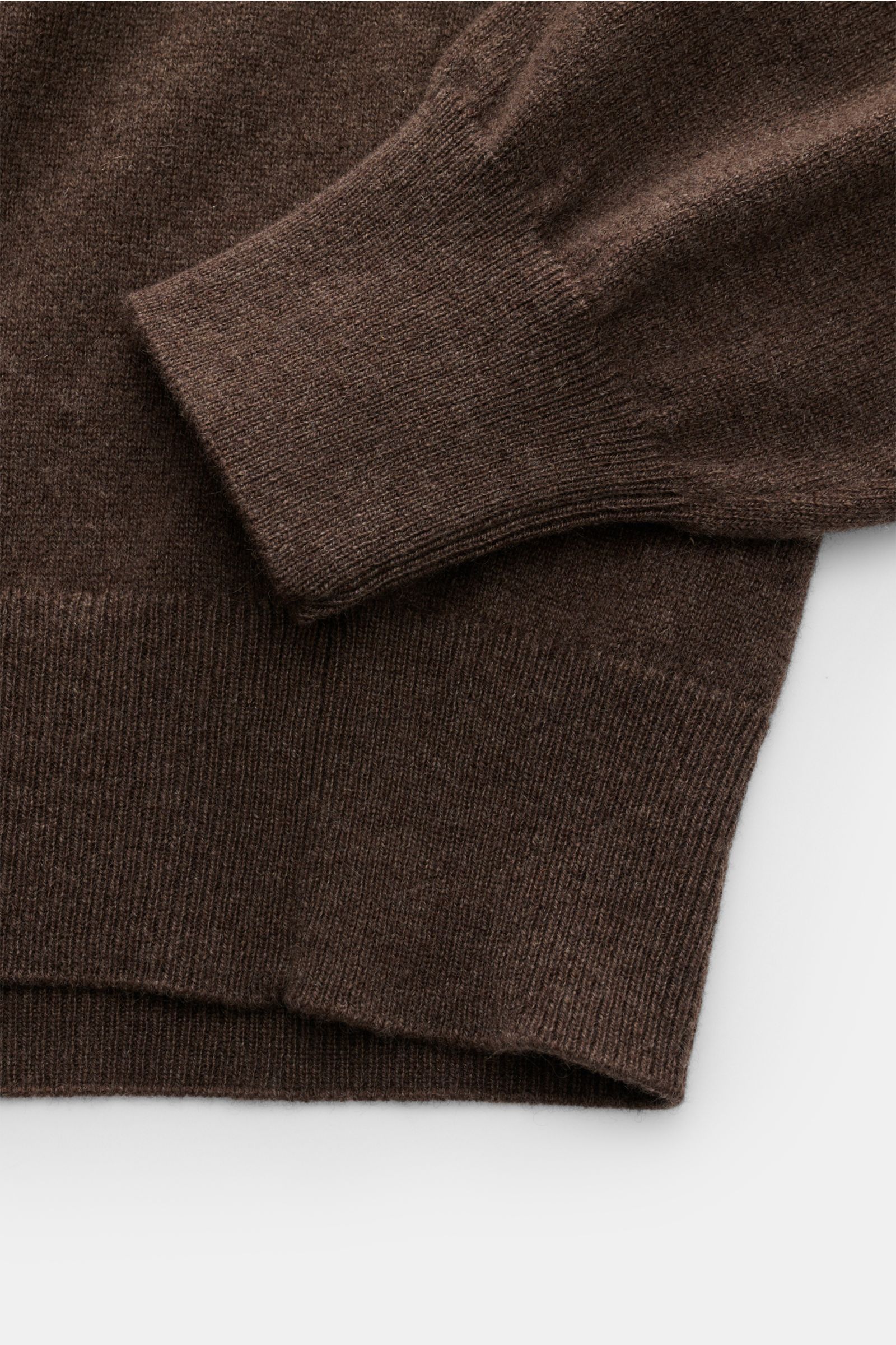 Cruciani Cashmere Rundhalspullover braun, close-up from above showing fine knit, elastic ribbed cuffs and hem, slim fit, round neckline. Durch die Verwendung feinster, geschmeidiger Cashmere-Garne entsteht bei CRUCIANI ein klassischer Rundhalspullover,
