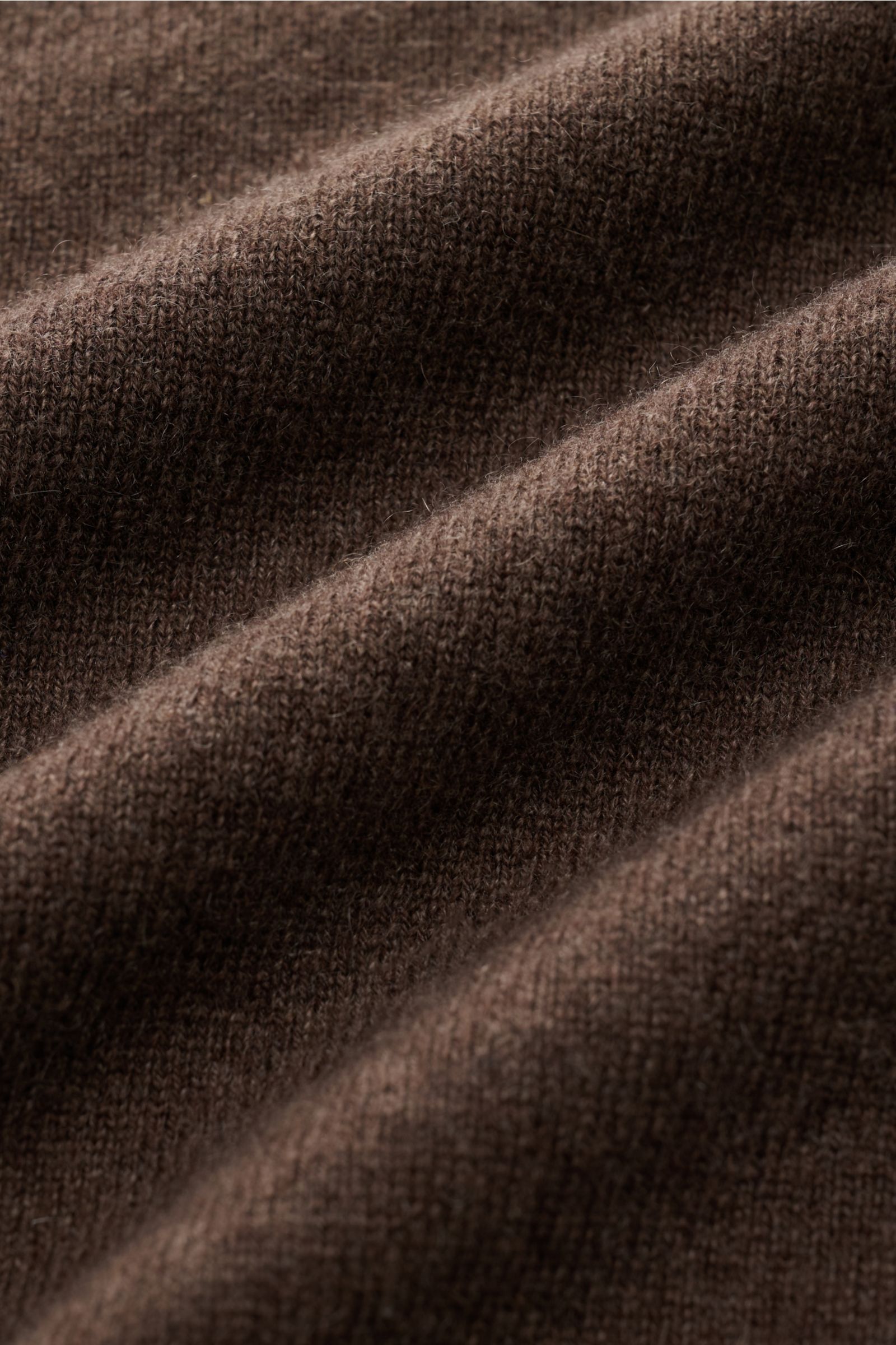 Close-up view of the fine knit texture of the Cruciani Cashmere Rundhalspullover braun, showing its soft, smooth brown cashmere fabric.

Durch die Verwendung feinster, geschmeidiger Cashmere-Garne entsteht bei CRUCIANI ein klassischer Rundhalspullover,