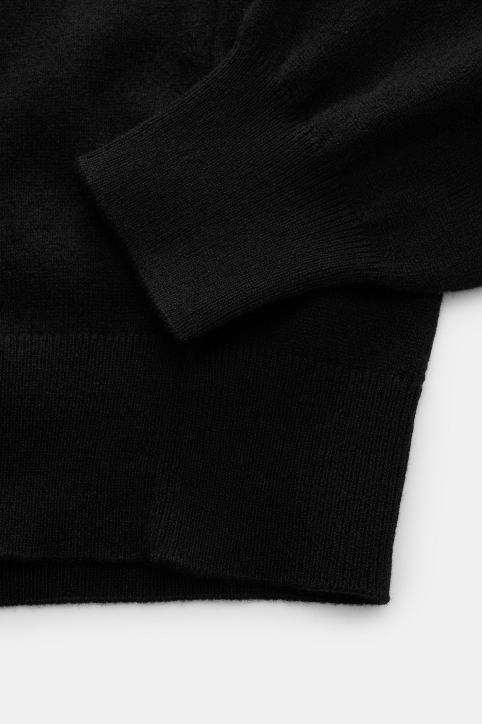 Cruciani Cashmere Rundhalspullover schwarz, Detailaufnahme von Ärmel und Bund, feines Strickbild, Slim Fit, Rundhalsausschnitt, elastische Rippbündchen, reiner Cashmere, geschmeidiger Griff.
