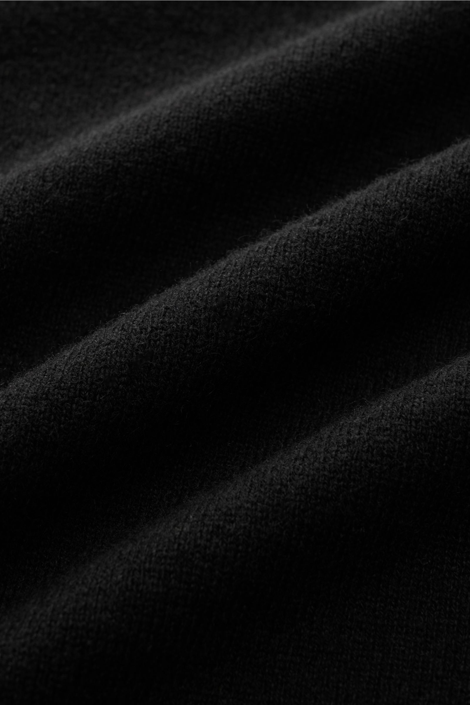 Cruciani Cashmere Rundhalspullover schwarz, Nahaufnahme des feinen Strickbilds aus reiner, geschmeidiger Cashmere-Faser, Slim Fit, Rundhalsausschnitt.