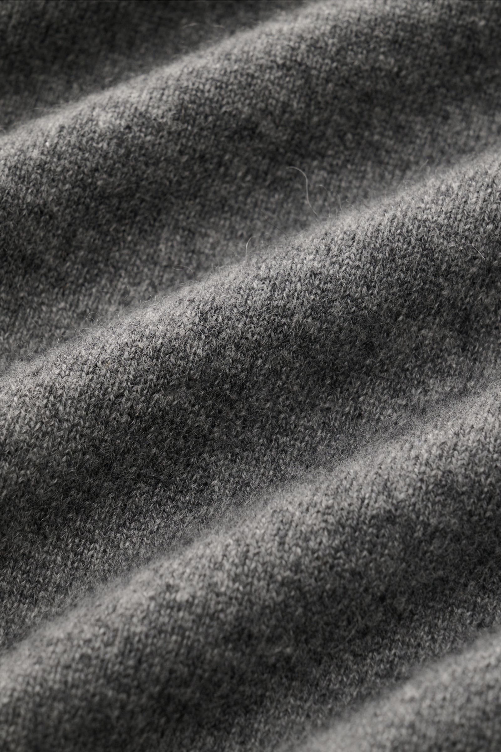 Close-up front view of Cruciani Cashmere Rundhalspullover dunkelgrau meliert showing fine knit texture and soft, smooth cashmere material.

Description: Durch die Verwendung feinster, geschmeidiger Cashmere-Garne entsteht bei CRUCIANI ein klassischer R