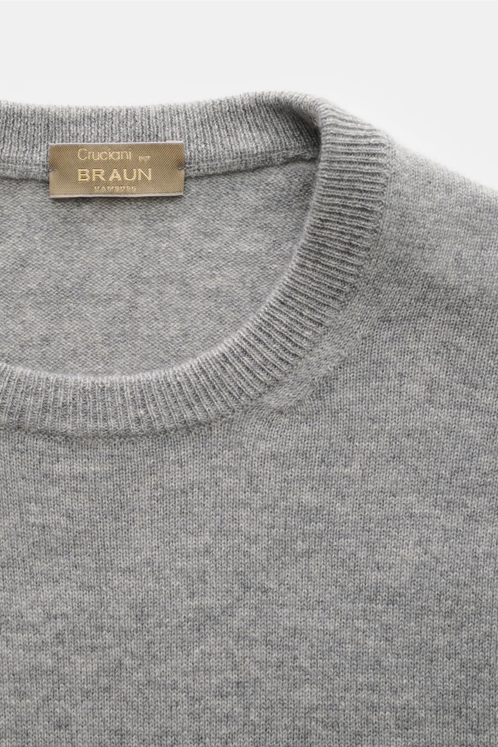 Cruciani Cashmere Rundhalspullover grau meliert, Nahaufnahme von oben, feines Strickbild, Rundhalsausschnitt, Slim Fit, elastische Rippbündchen, reiner Cashmere, geschmeidiger Griff, vielseitig kombinierbar.