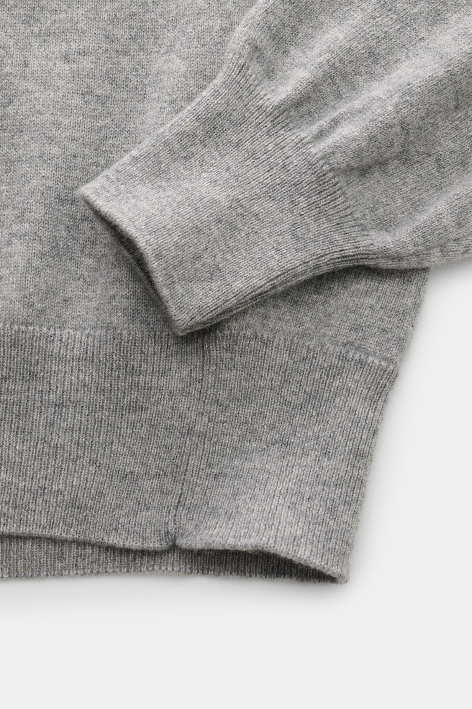 Cruciani Cashmere Rundhalspullover grau meliert, Nahaufnahme von Bund und Ärmel mit elastischen Rippstrickbündchen, Slim Fit, feines Strickbild, reiner Cashmere, geschmeidiger Griff.