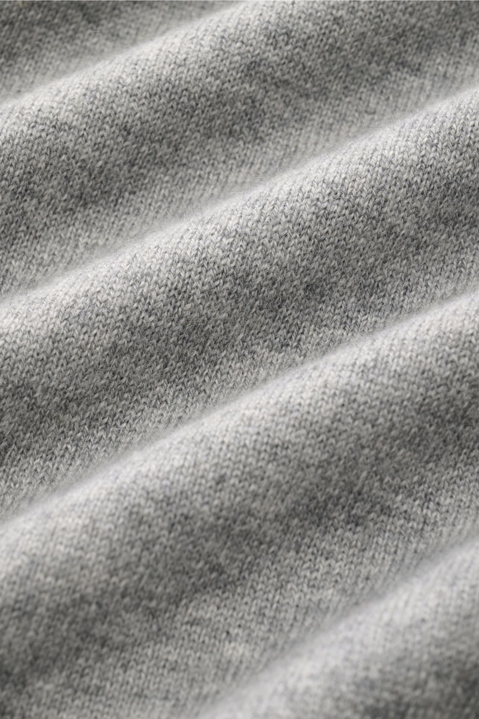 Cruciani Cashmere Rundhalspullover grau meliert, Nahaufnahme des feinen Strickbilds aus reinem, geschmeidigem Cashmere mit Slim Fit und elastischen Rippbündchen.