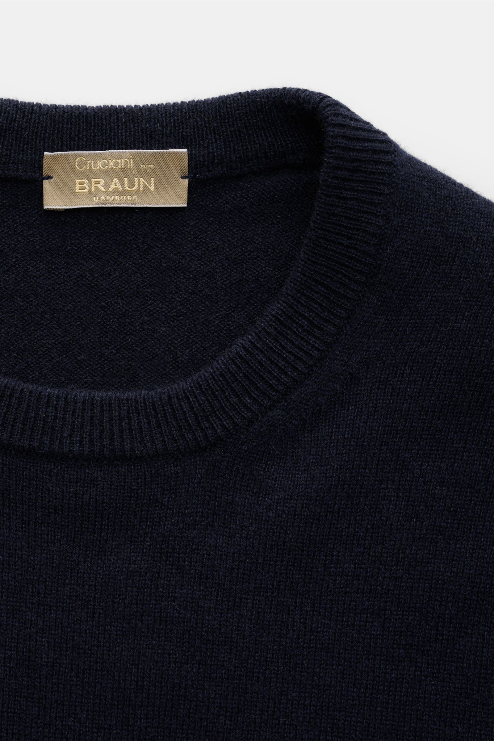 Cruciani Cashmere Rundhalspullover navy in Slim Fit, feines Strickbild, Rundhalsausschnitt, elastische Bündchen, aus reiner, geschmeidiger Cashmere-Garne, nah fotografiert.