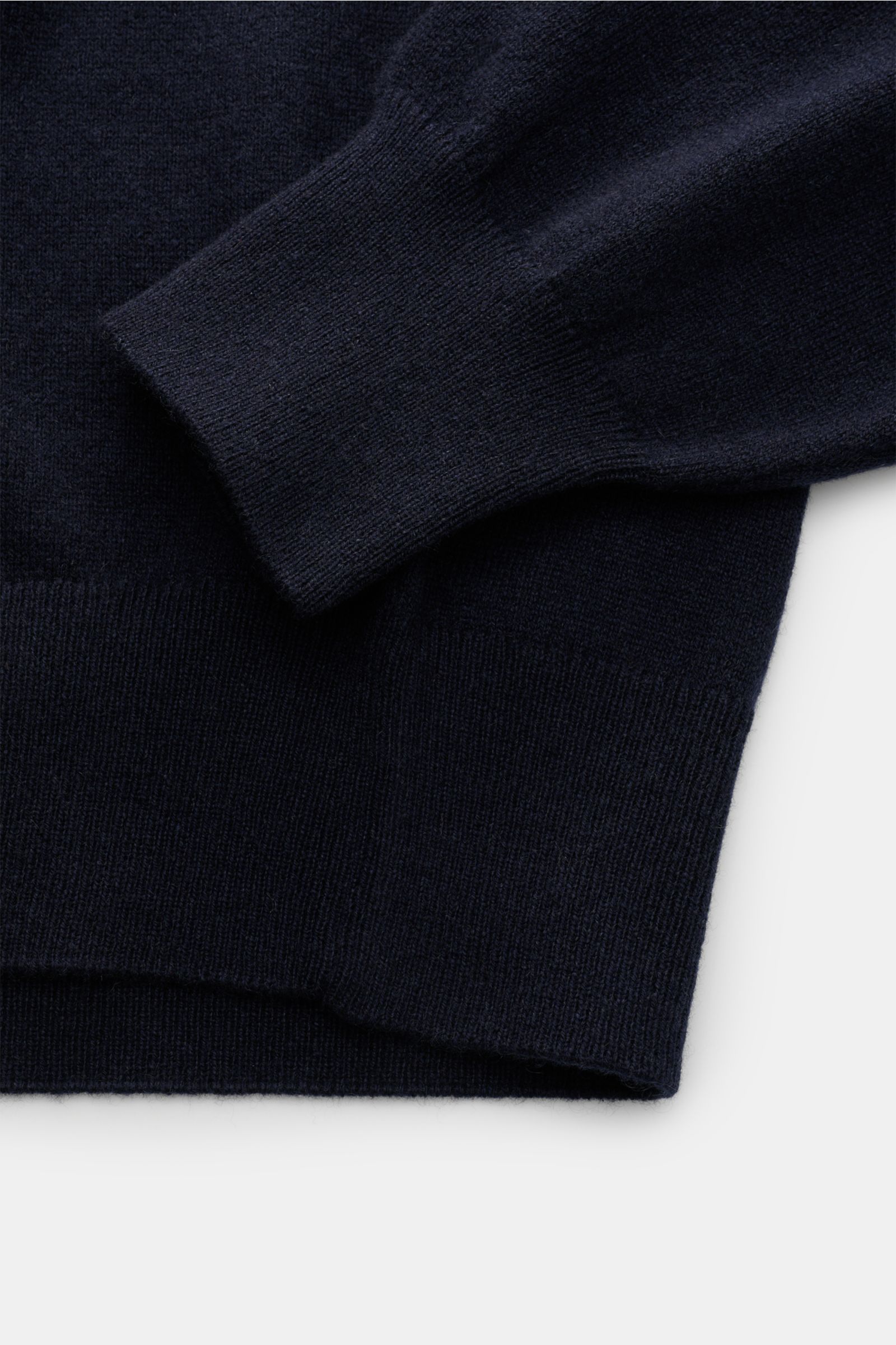 Cruciani Cashmere Rundhalspullover navy in Slim Fit, feines Strickbild, elastische Rippbündchen, Detailaufnahme von Ärmel und Saum aus reinem Cashmere.