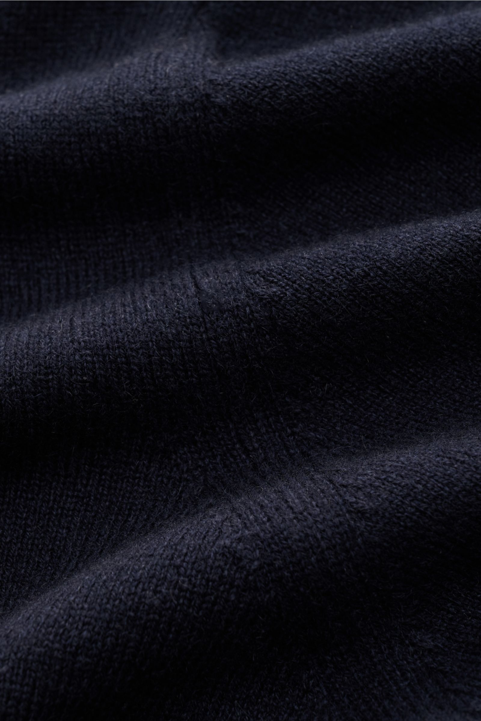 Cruciani Cashmere Rundhalspullover navy, Nahaufnahme des feinen Strickbilds, geschmeidiger Griff, reiner Cashmere, Slim Fit, Rundhalsausschnitt, elastische Rippbündchen.