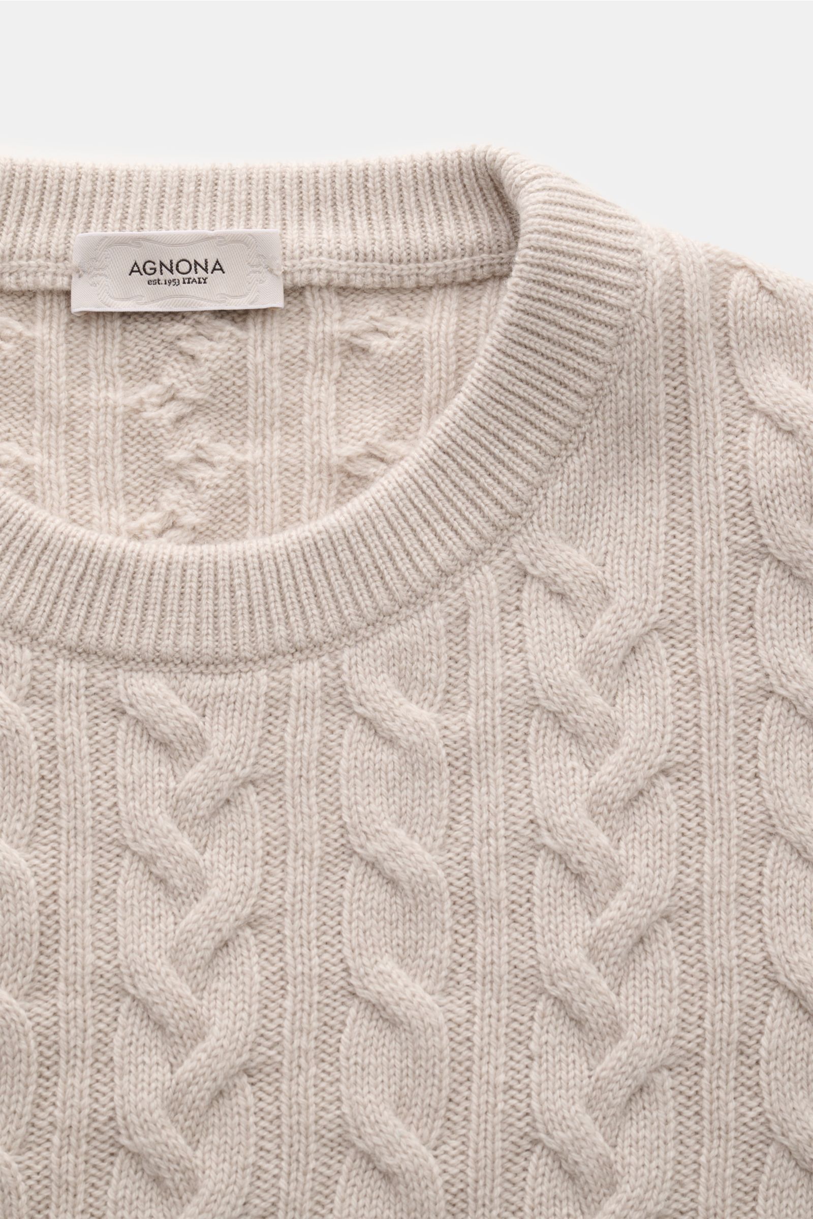 Agnona Cashmere Rundhalspullover beige in Nahaufnahme von oben, mit klassischem Zopfstrickmuster, Rundhalsausschnitt und weichem Cashmere-Material.