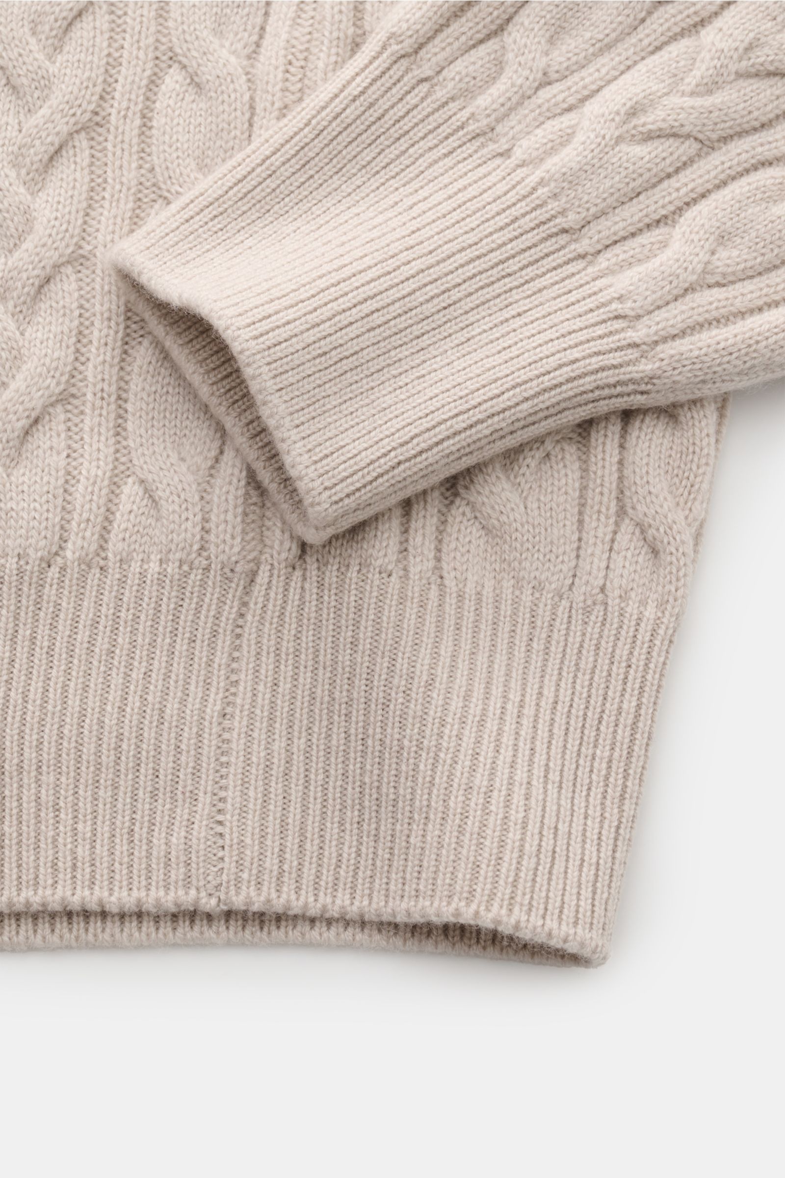 Agnona Cashmere Rundhalspullover beige in Nahaufnahme von oben, mit Zopfstrickmuster, flexible Rippbündchen, weicher Griff, Regular Fit.