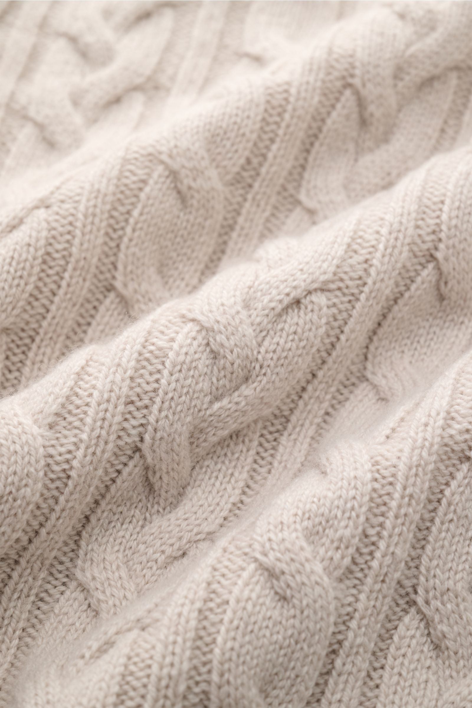 Nahaufnahme des Agnona Cashmere Rundhalspullover beige mit klassischem Zopfstrickmuster, weichem Griff und feinem Strickbild.