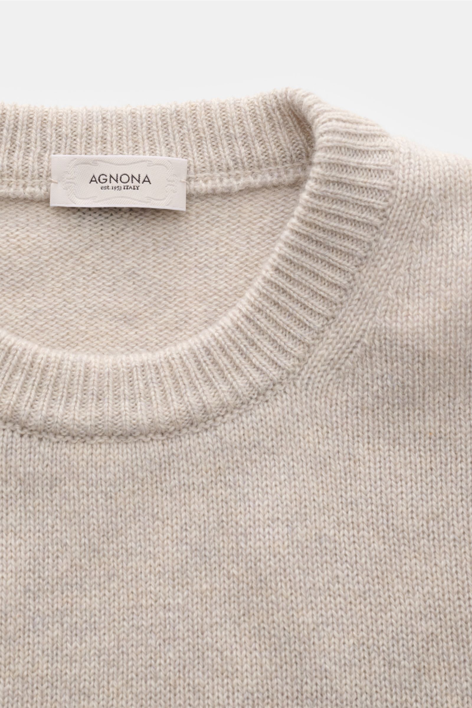 Agnona Cashmere Rundhalspullover sand meliert shown in a close-up top-down view of the round neckline and fine knit texture. Zeitlose Eleganz für Herbst und Winter: Der Rundhalspullover des italienischen Labels AGNONA präsentiert sich mit seinem edlen 