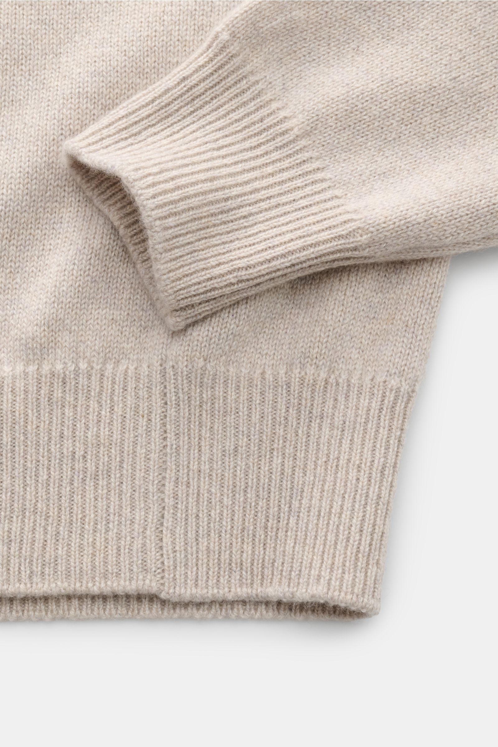 Close-up image of the Agnona Cashmere Rundhalspullover sand meliert, showing the cuff and hem from a top-down perspective.  
Zeitlose Eleganz für Herbst und Winter: Der Rundhalspullover des italienischen Labels AGNONA präsentiert sich mit seinem edlen 