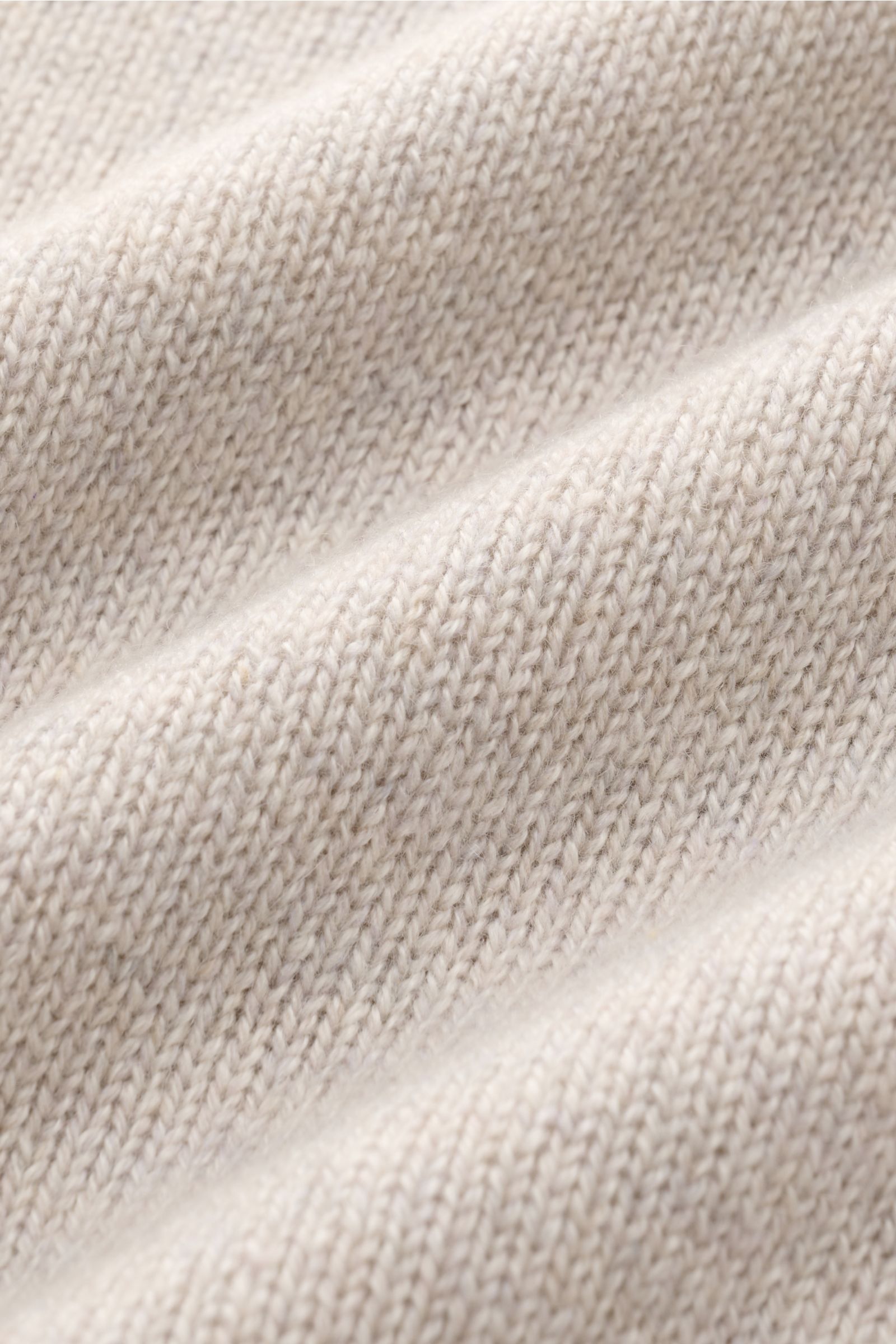 Close-up view of Agnona Cashmere Rundhalspullover sand meliert showing fine knit texture and soft, pure cashmere fabric. 

Description: Zeitlose Eleganz für Herbst und Winter: Der Rundhalspullover des italienischen Labels AGNONA präsentiert sich mit se