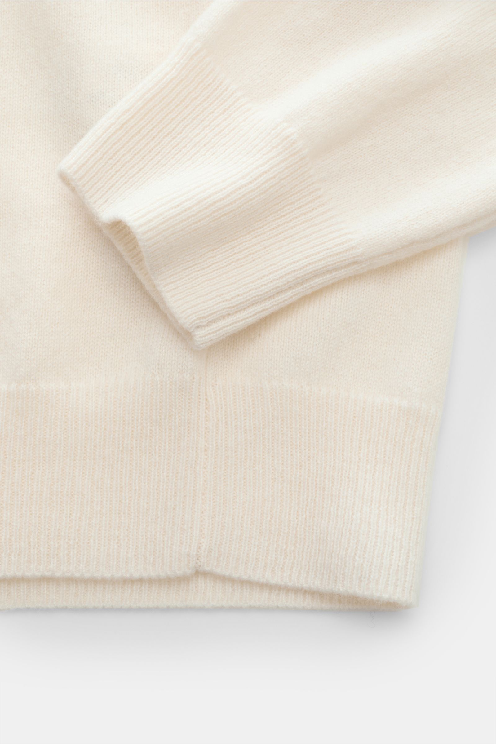 Nahaufnahme des FTC Cashmere Rundhalspullover creme von oben, zeigt feines Strickbild, Slim Fit, ultraweiche Cashmere-Qualität, Rundhalsausschnitt und komfortable Rippbündchen.