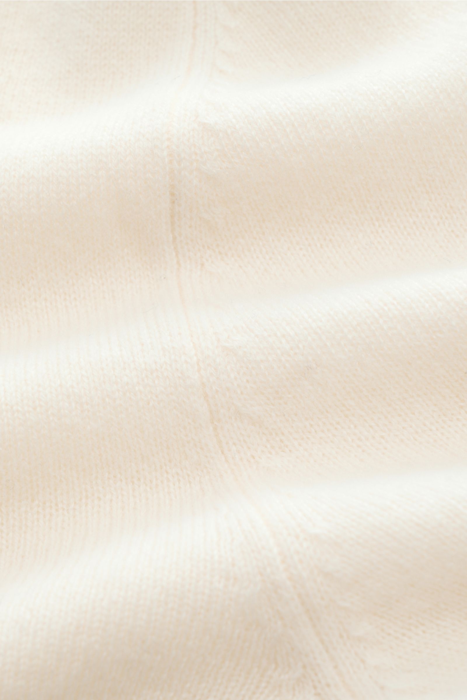 Nahaufnahme des FTC Cashmere Rundhalspullover creme in Slim Fit mit feinem Strickbild, ultraweichem Griff und komfortablen Rippbündchen.